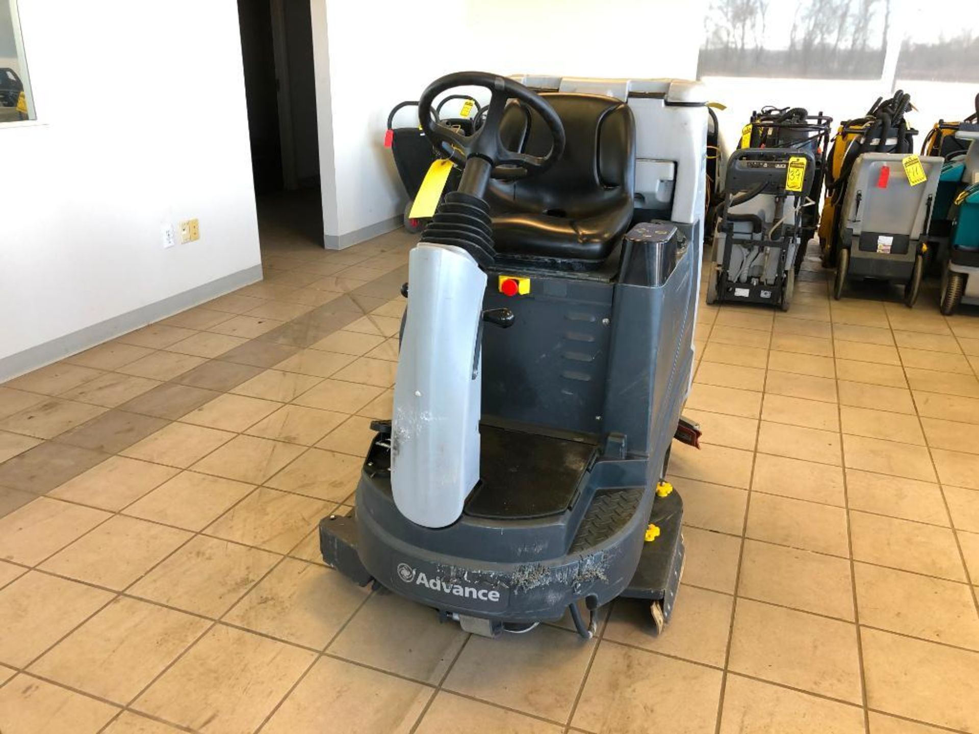 2018 ADVANCE RIDE-ON FLOOR SCRUBBER, MODEL: ADVENGER ES3400D ST, S/N: 4000117666, 24-VOLT, WEIGHT: - Image 5 of 10