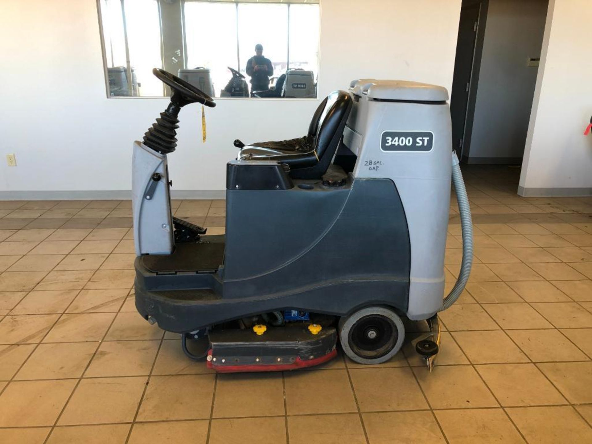 2016 ADVANCE RIDE-ON FLOOR SCRUBBER, MODEL: ADVENGER ES3400D ST, S/N: 4000117324, 24-VOLT, WEIGHT: - Image 3 of 10