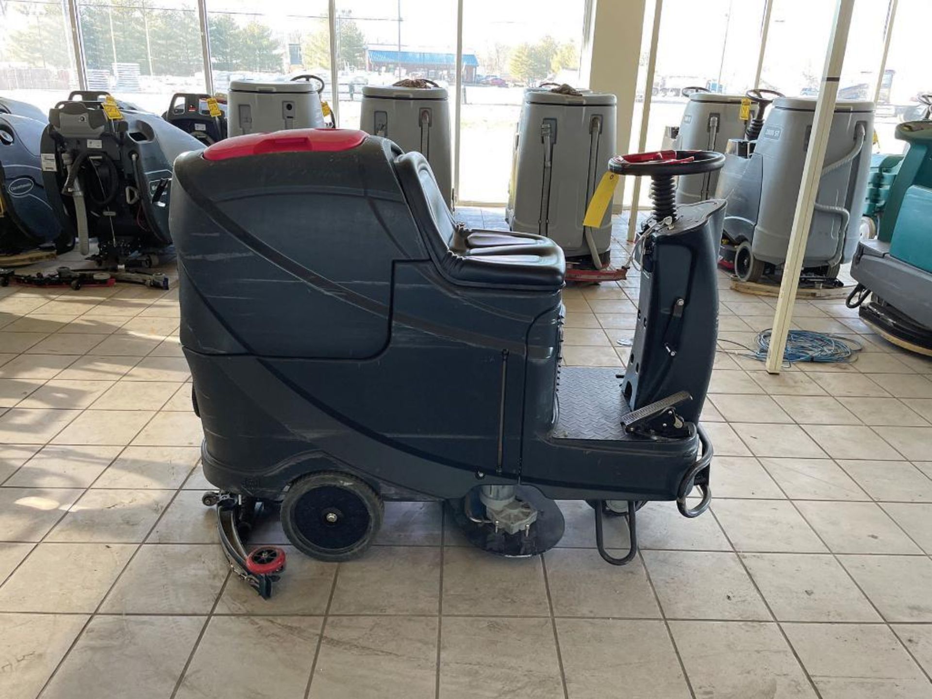 VIPER RIDE-ON FLOOR SCRUBBER, MODEL: AS710R, S/N: US001580F, 24-VOLT, 351 HOURS, WEIGHT: 380-KG - Image 3 of 5