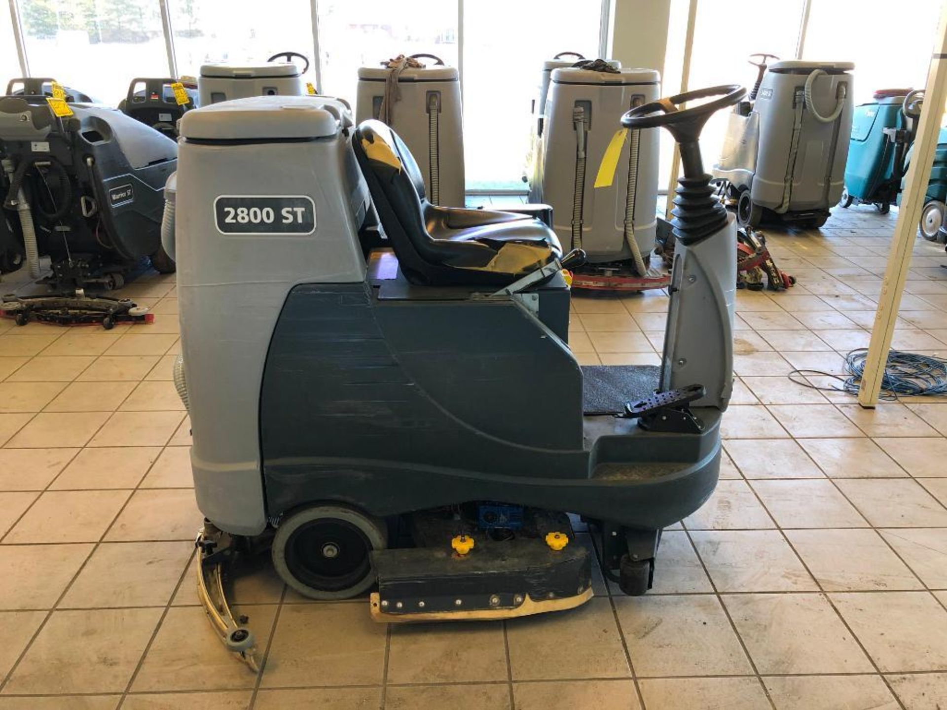 ADVANCE FLOOR SCRUBBER, MODEL: ADVENGER 2800 ST, S/N: 3000178230, 24-VOLT, WEIGHT: 1,451-LBS. - Image 3 of 5