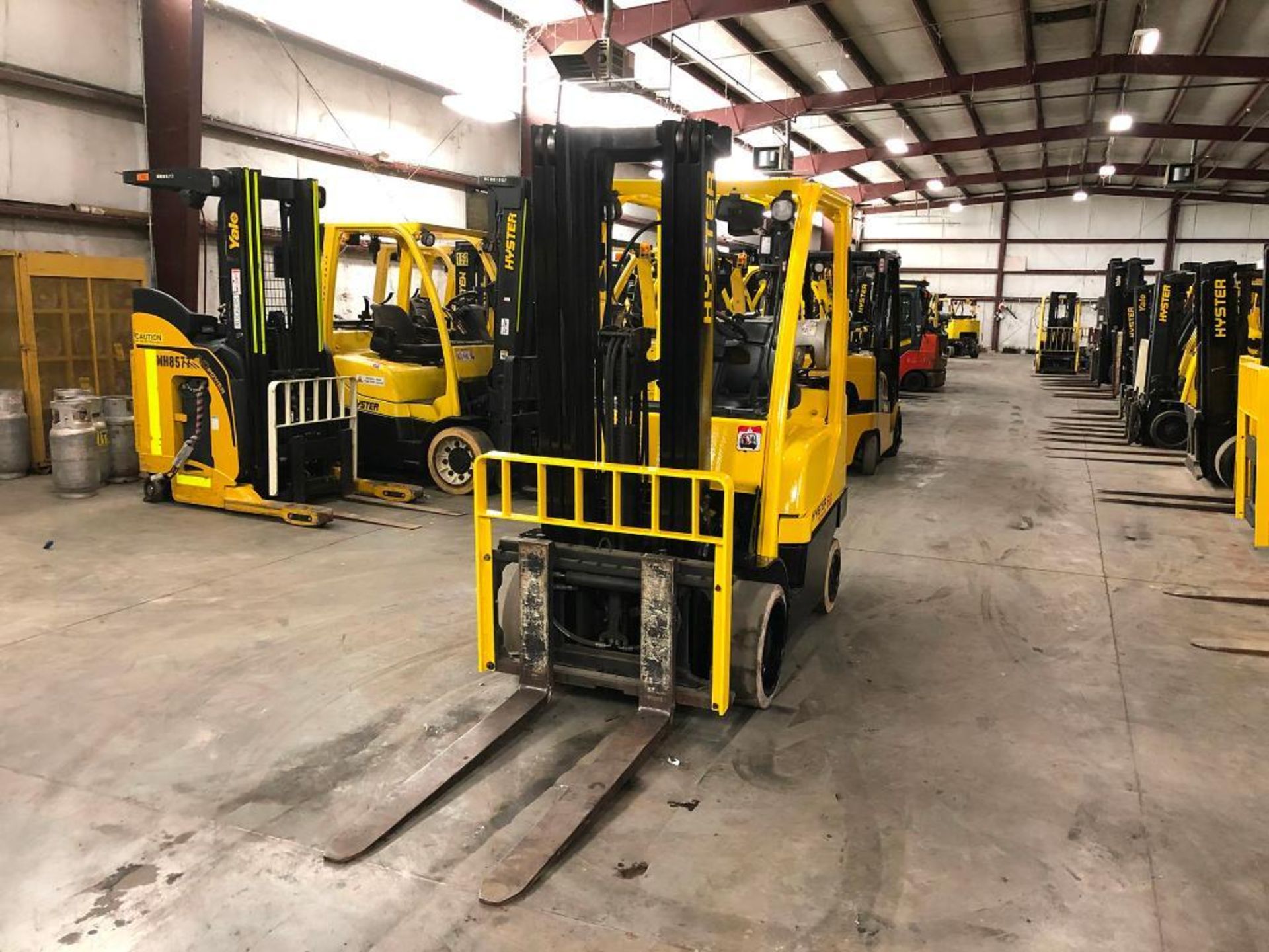 2014 HYSTER 6,000-LB., MODEL S60FT, S/N G187V02703M, LPG, LEVER SHIFT TRANSMISSION, SOLID TIRES, - Image 3 of 6