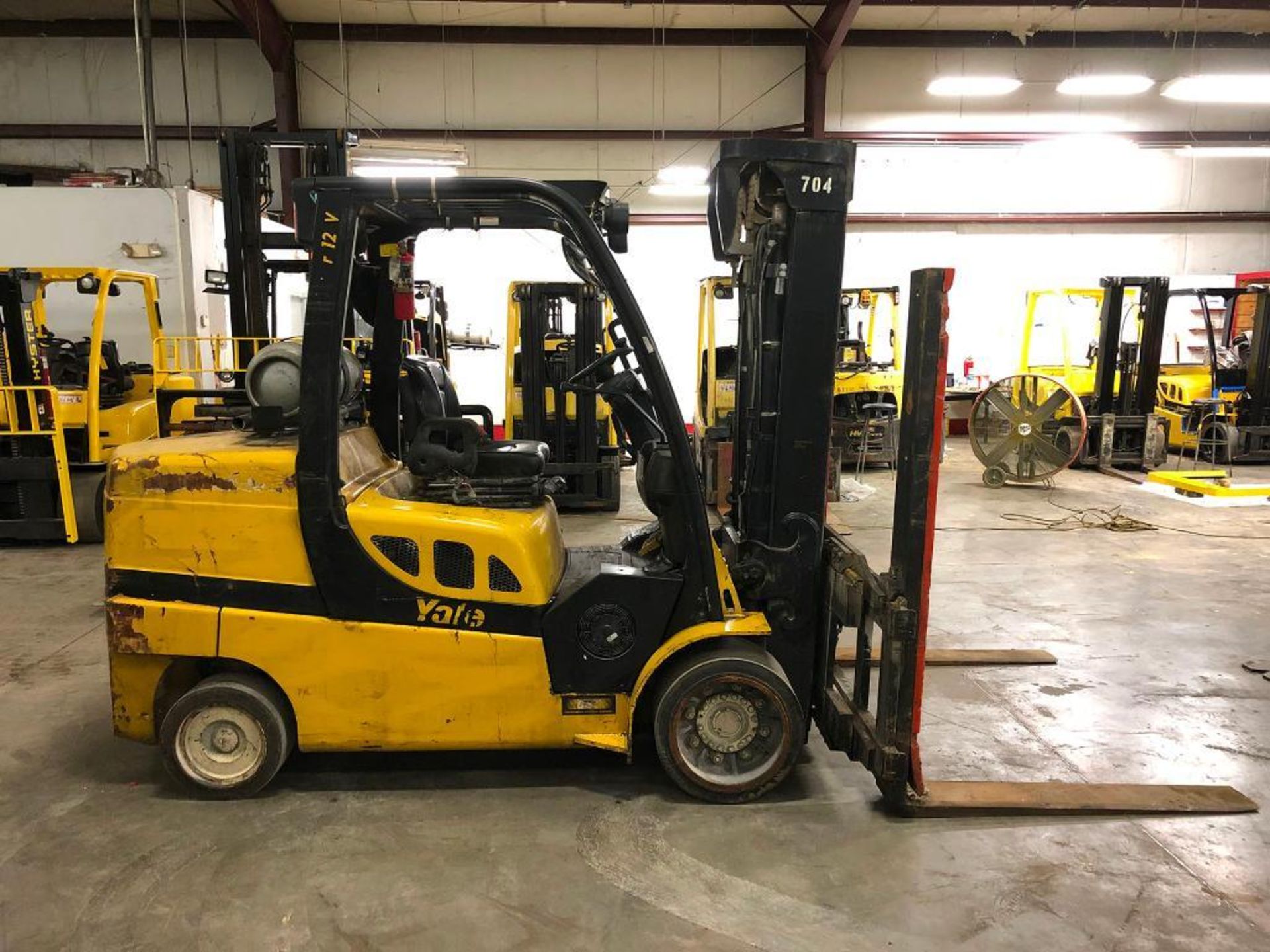 2013 YALE 12,000-LB. CAPACITY FORKLIFT, MODEL GLC120VX, S/N F818V01769L, LPG, MONOTROL TRANSMISSION, - Image 3 of 5