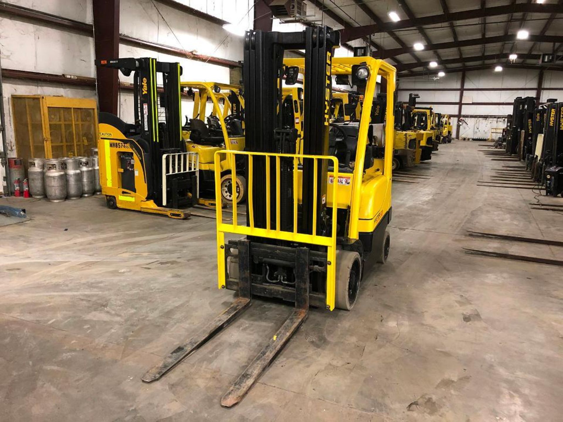 2015 HYSTER 5,000-LB., MODEL S50FT, S/N H187V03779N, LPG, LEVER SHIFT TRANSMISSION, SOLID TIRES, - Image 2 of 5