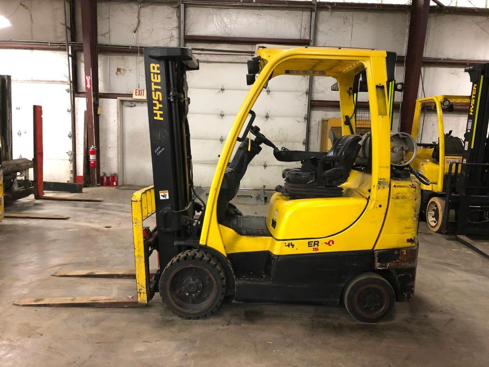 2011 HYSTER 6,000-LB., MODEL S60FT, S/N F187V18756J, LPG, LEVER SHIFT TRANSMISSION, SOLID TREADED