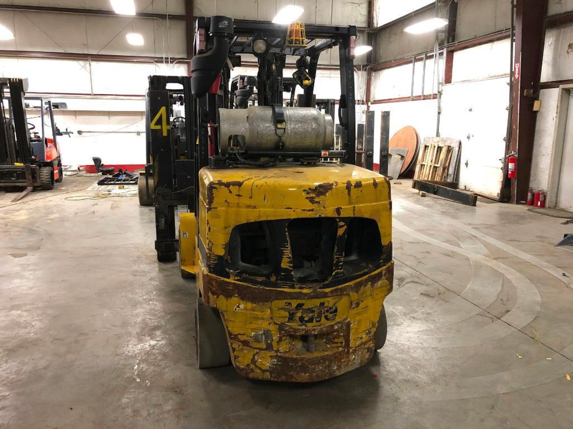 2013 YALE 12,000-LB. CAPACITY FORKLIFT, MODEL GLC120VX, S/N F818V01769L, LPG, MONOTROL TRANSMISSION, - Image 4 of 5