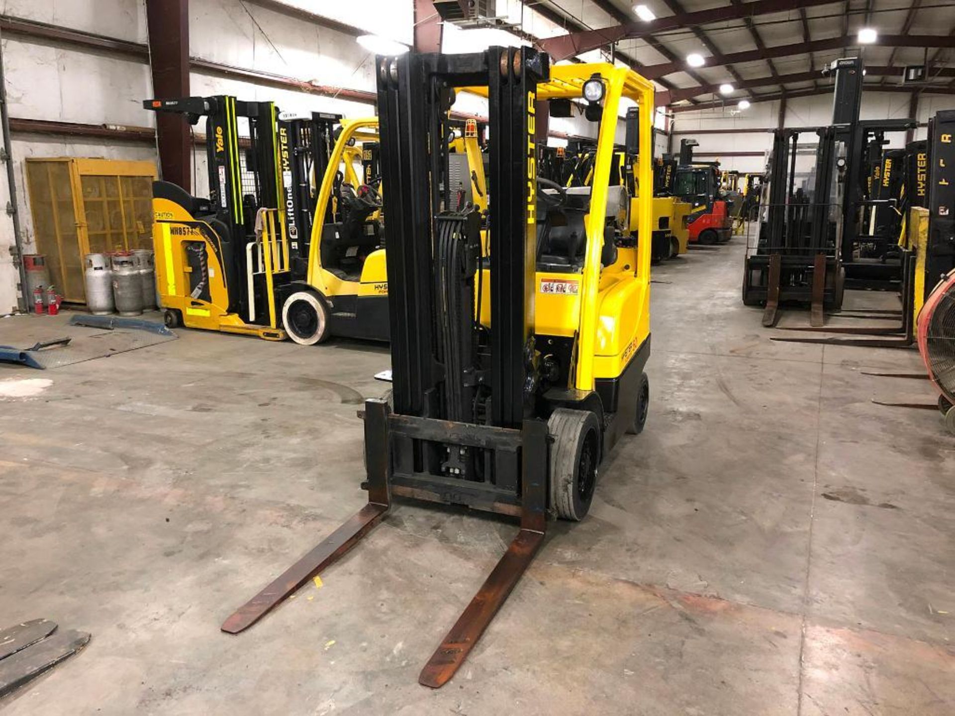 2015 HYSTER 5,000-LB., MODEL S50FT, S/N H187V02353N, LPG, LEVER SHIFT TRANSMISSION, SOLID TIRES, - Image 2 of 5