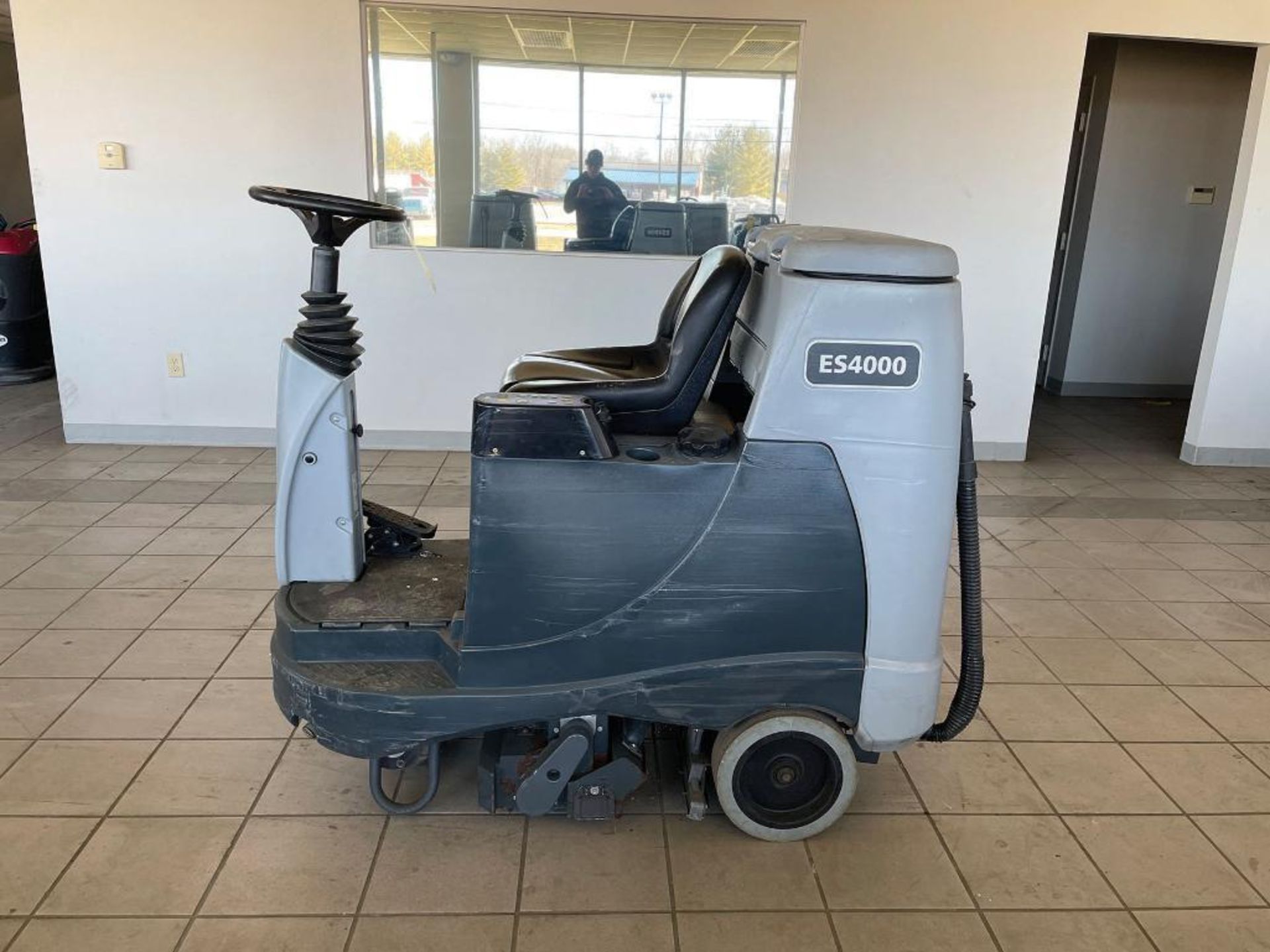 ADVANCE FLOOR SCRUBBER, MODEL: ES4000, S/N: N4000095933, 24-VOLT, WEIGHT: 1,447-LBS., 1,410 HOURS