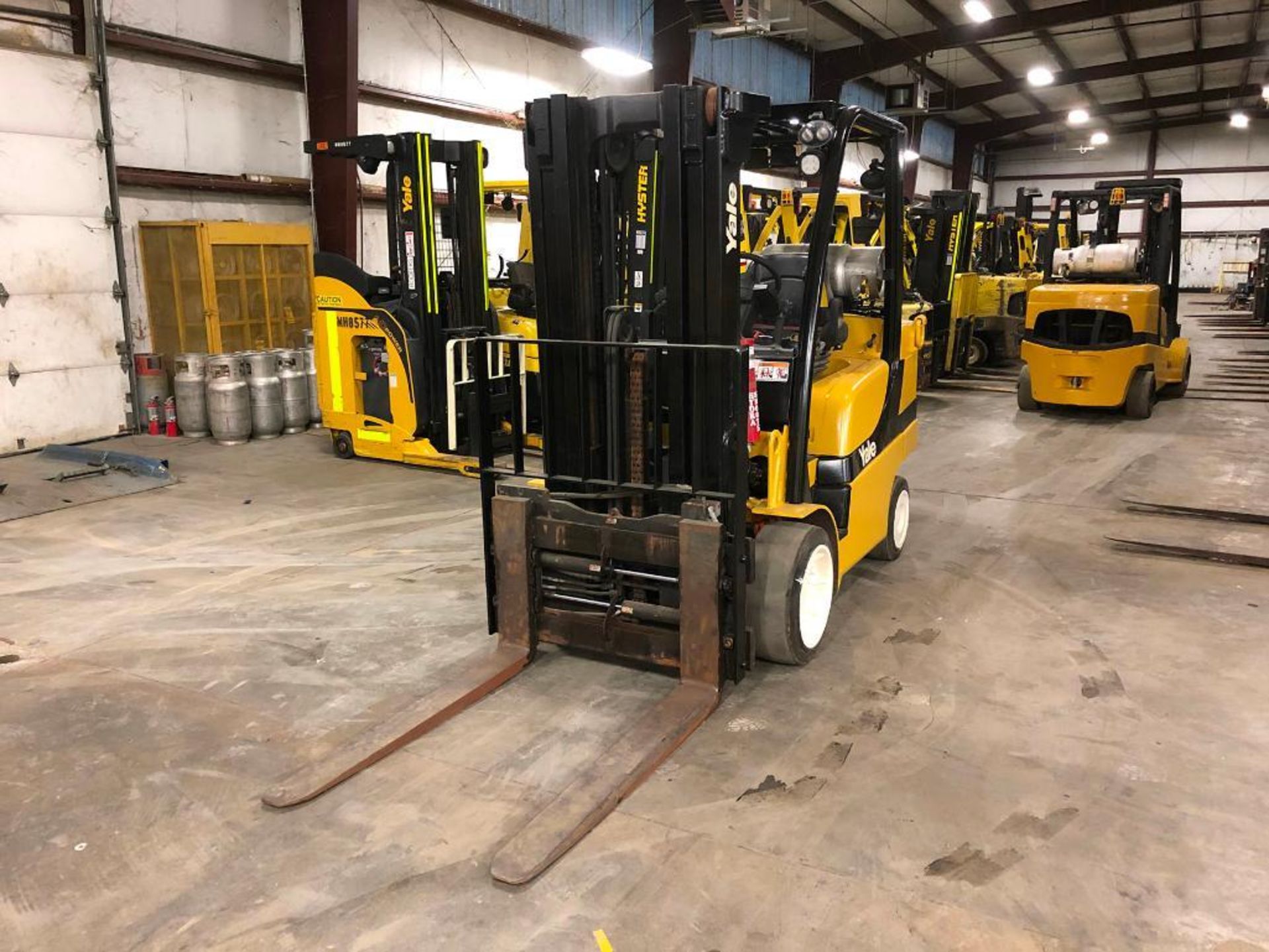 2014 YALE 8,000-LB. CAPACITY FORKLIFT, MODEL GLC080VX, S/N F818V02063M, LPG, 3-STAGE MAST, 173'' - Image 2 of 5