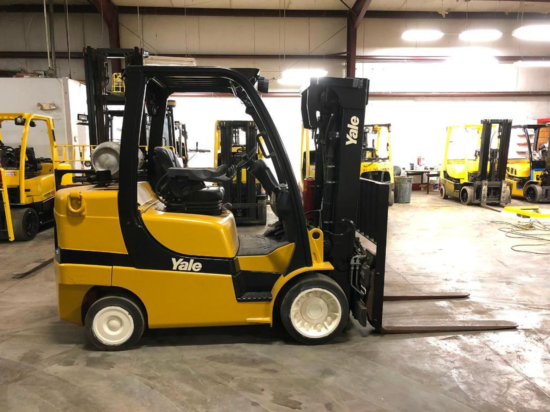 2014 YALE 8,000-LB. CAPACITY FORKLIFT, MODEL GLC080VX, S/N F818V02063M, LPG, 3-STAGE MAST, 173'' - Image 3 of 5