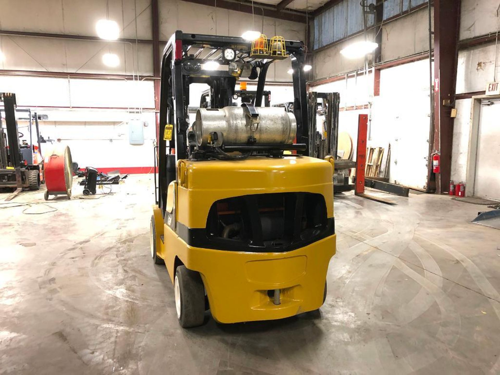 2014 YALE 8,000-LB. CAPACITY FORKLIFT, MODEL GLC080VX, S/N F818V02063M, LPG, 3-STAGE MAST, 173'' - Image 4 of 5