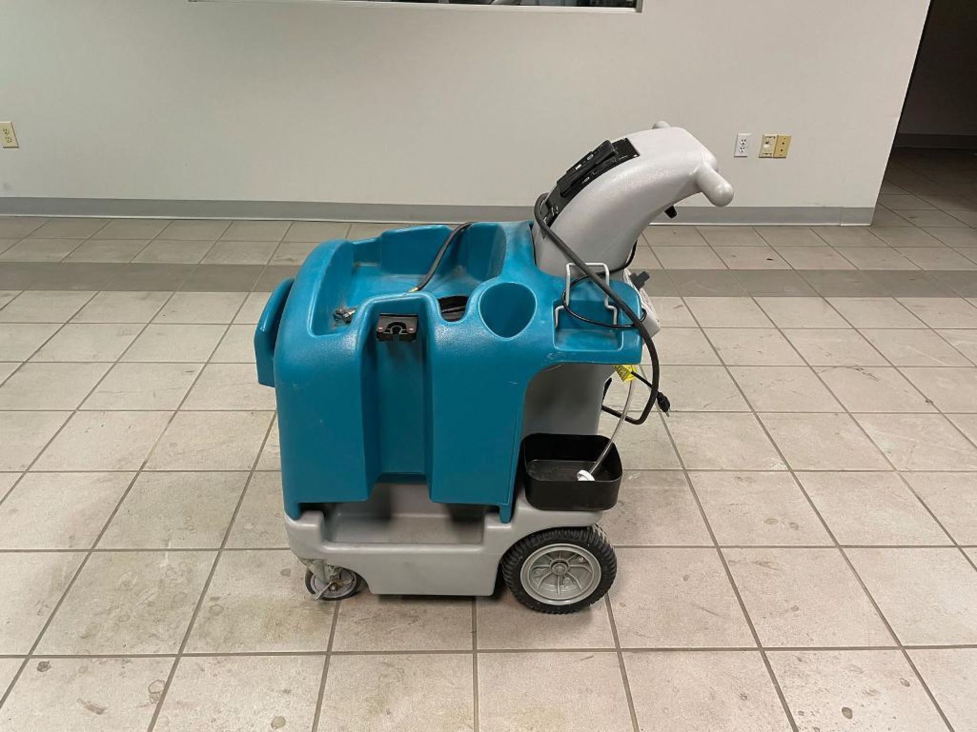 ICS 8900 SELF-CONTAINED PORTABLE CLEANING SYSTEM