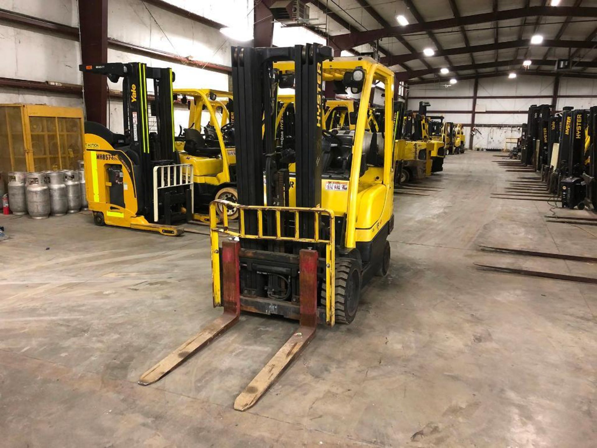 2011 HYSTER 6,000-LB., MODEL S60FT, S/N F187V18756J, LPG, LEVER SHIFT TRANSMISSION, SOLID TREADED - Image 2 of 5