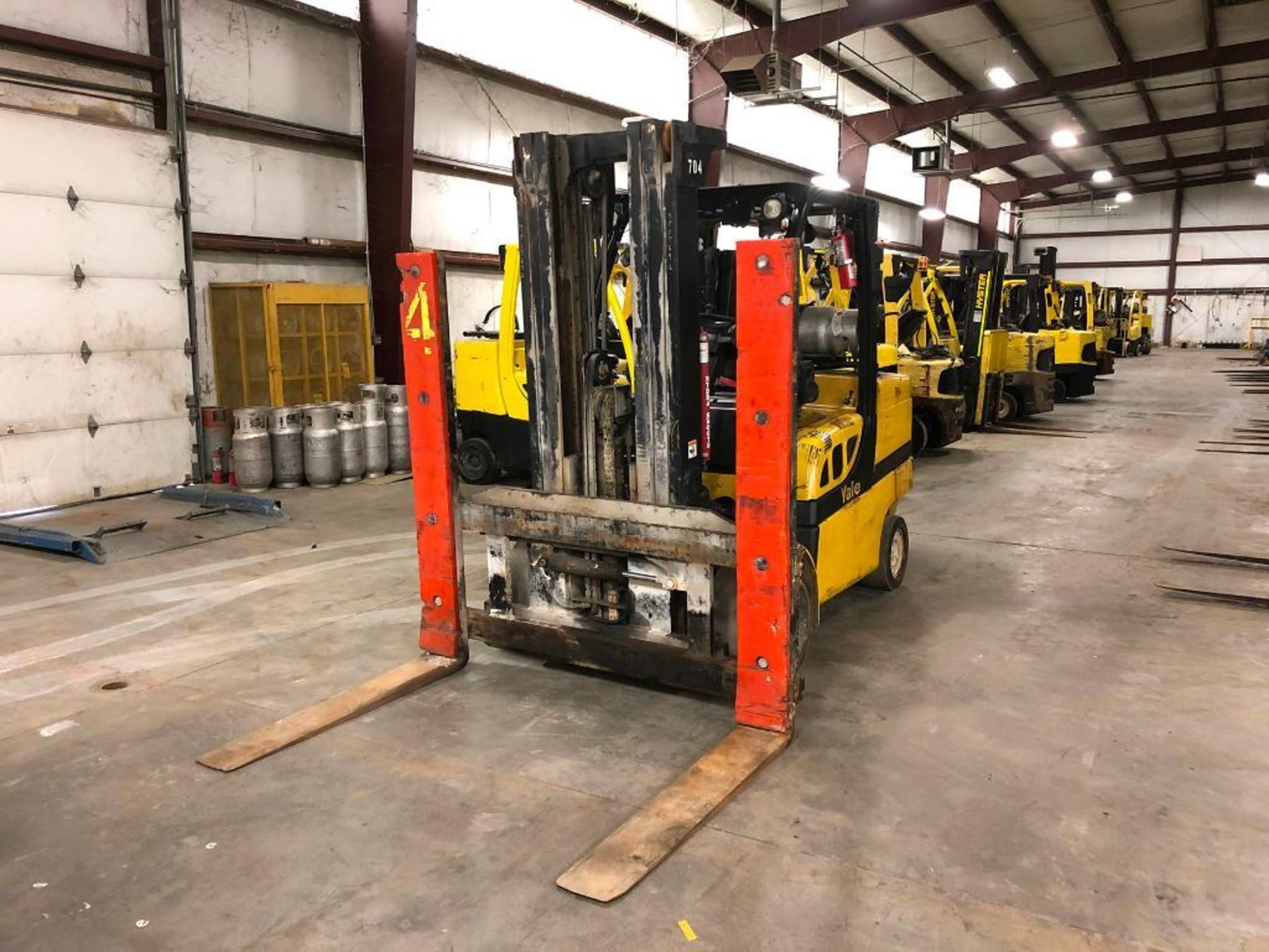 2013 YALE 12,000-LB. CAPACITY FORKLIFT, MODEL GLC120VX, S/N F818V01769L, LPG, MONOTROL TRANSMISSION, - Image 2 of 5