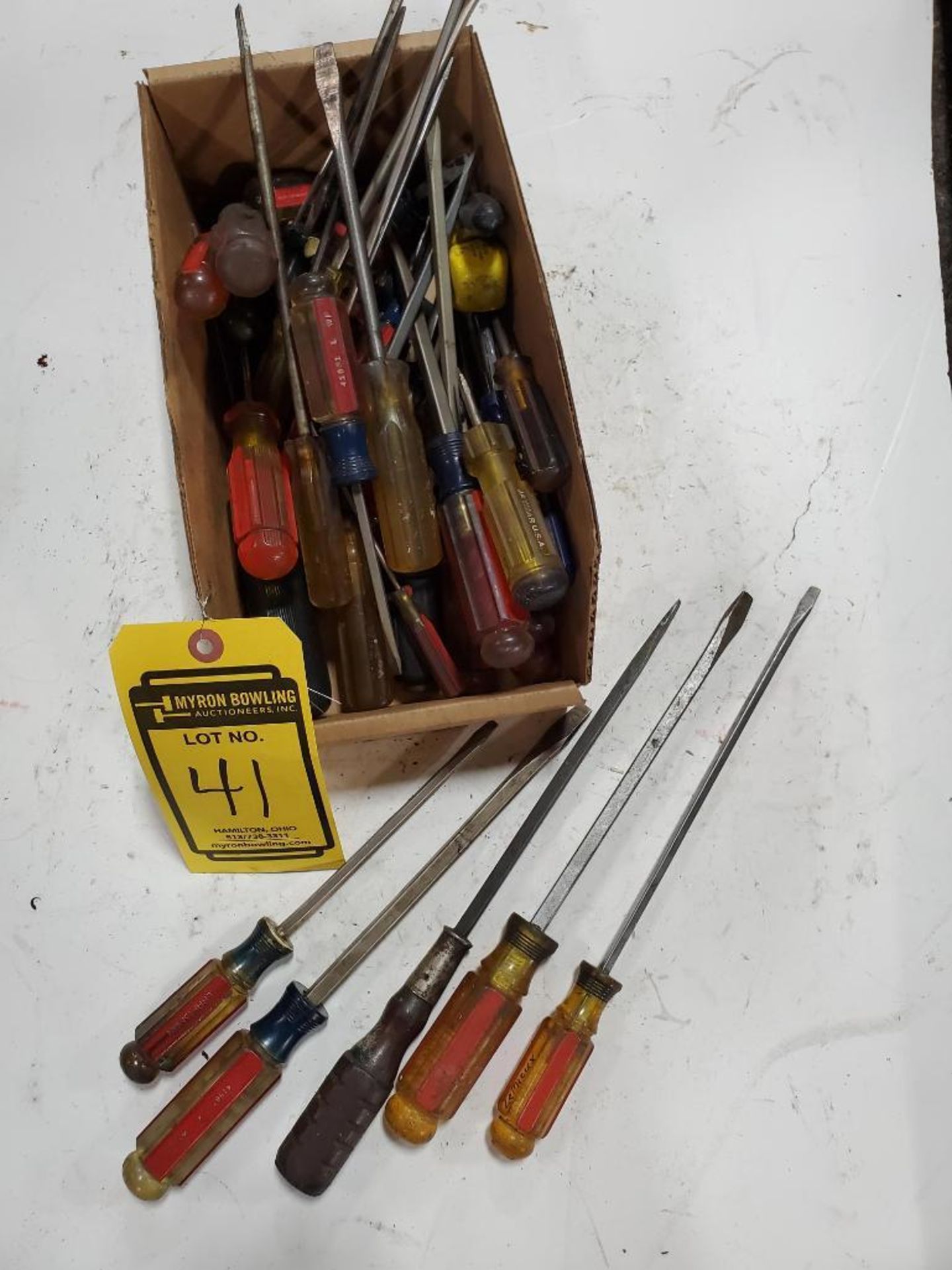 LOT OF ASSORTED FLATHEAD SCREWDRIVERS