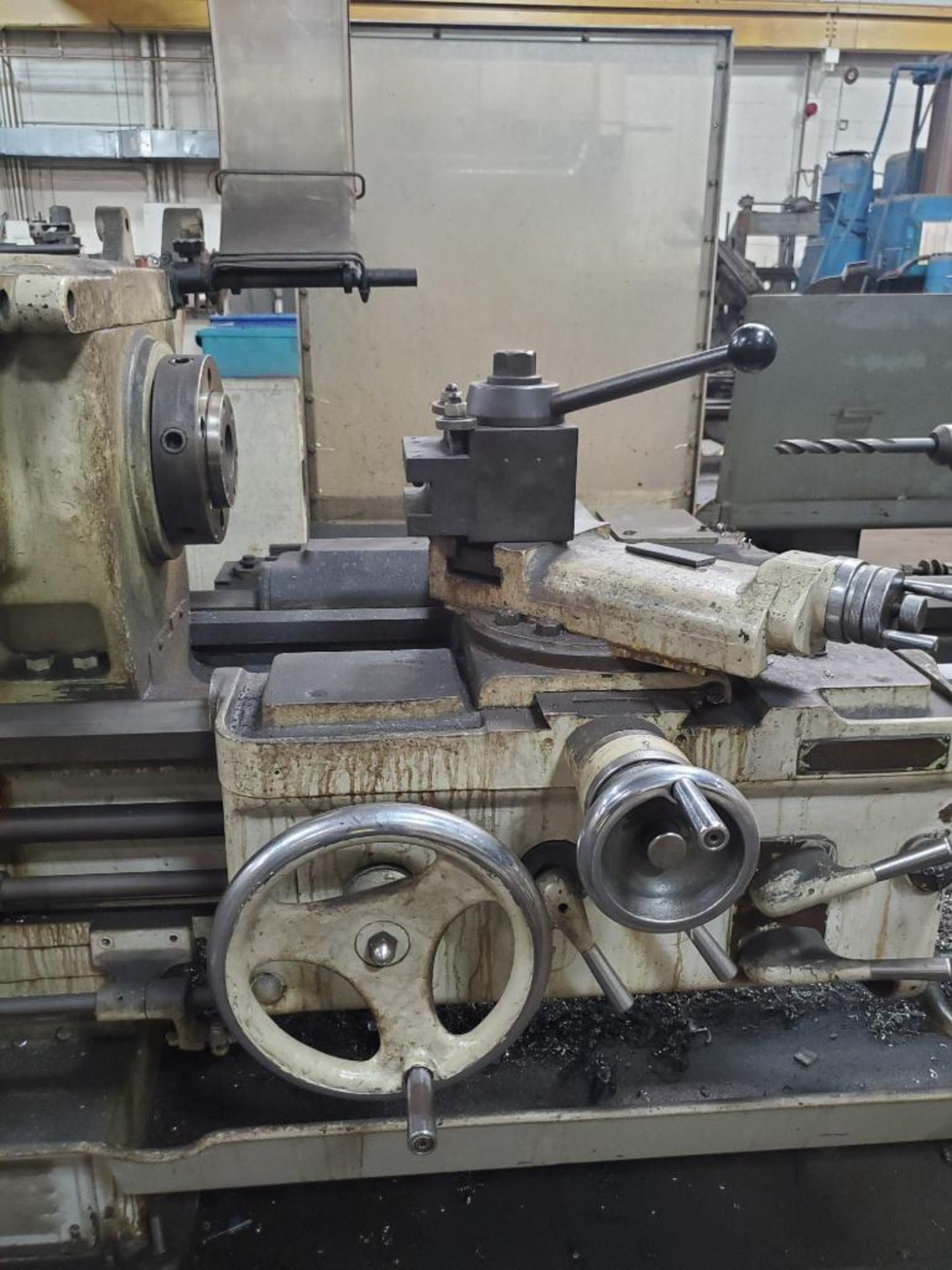 SYDNEY ENGINE LATHE, 16' BED, 2'' BAR THROUGH SPINDLE, 24-720 SPINDLE SPEEDS, TAILSTOCK, CROSS - Image 11 of 18