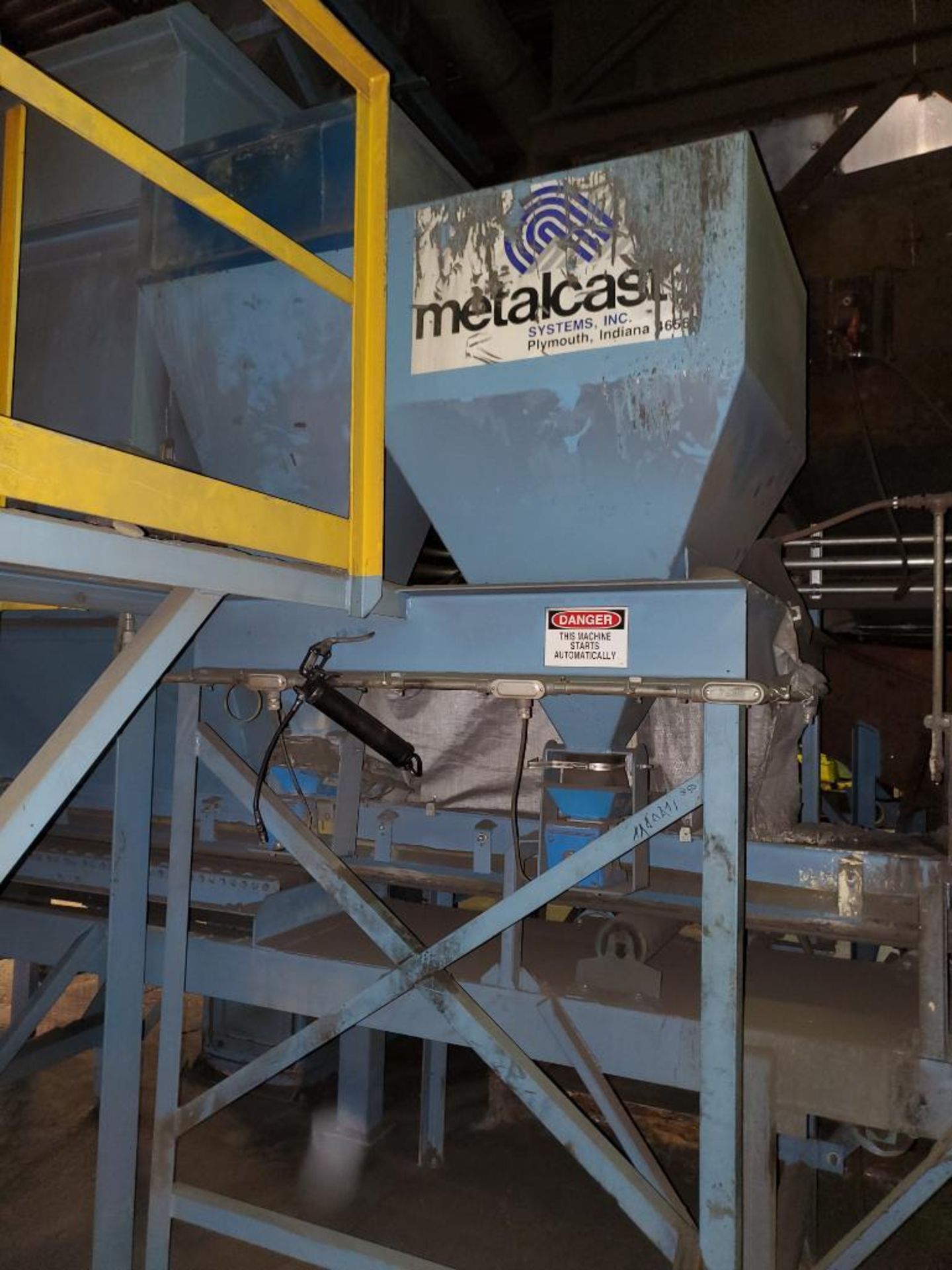 STATES ENGINEERING RINGMULLOR M-1500 METAL CAST SAND MULLER; RETURN SAND AND BUCKET, ELEVATOR, SPILL - Image 8 of 9