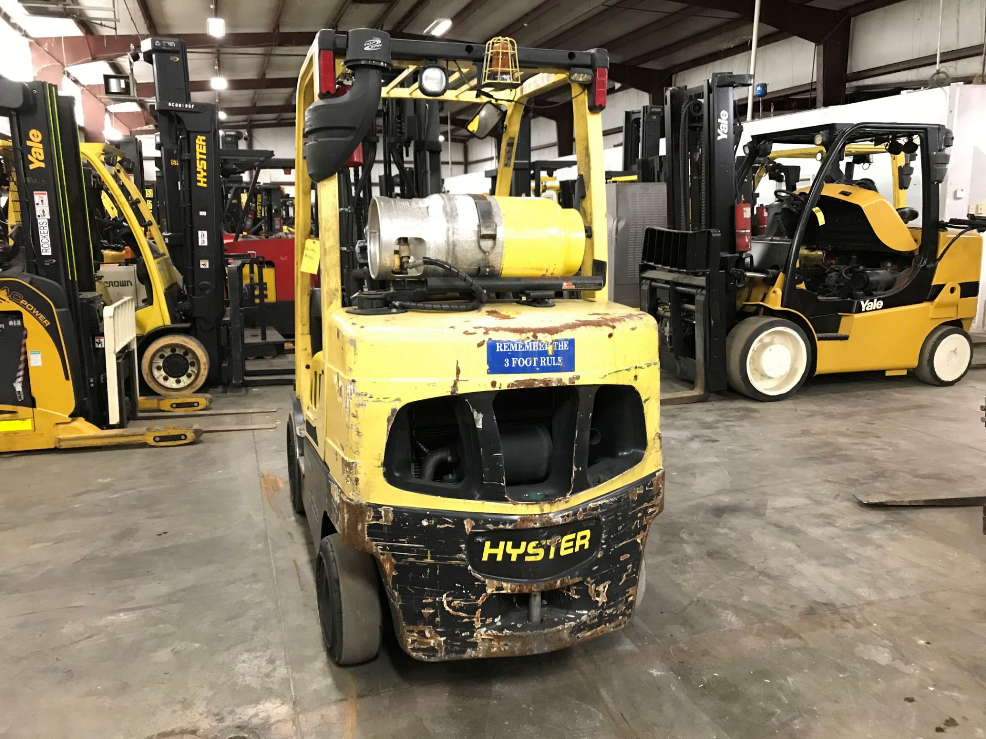 2015 HYSTER 8,000-LB. FORKLIFT, MODEL S80FT, 10,225 HOURS, 2-STAGE MAST, SOLID CUSHION TIRES, LPG, - Image 4 of 5