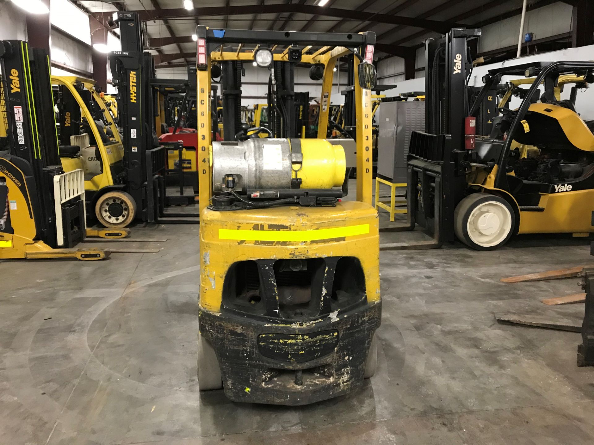 2011 HYSTER 6,000-LB. FORKLIFT, MODEL S60FT, 10,904 HOURS, 3-STAGE MAST, SOLID CUSHION TIRES, - Image 4 of 5
