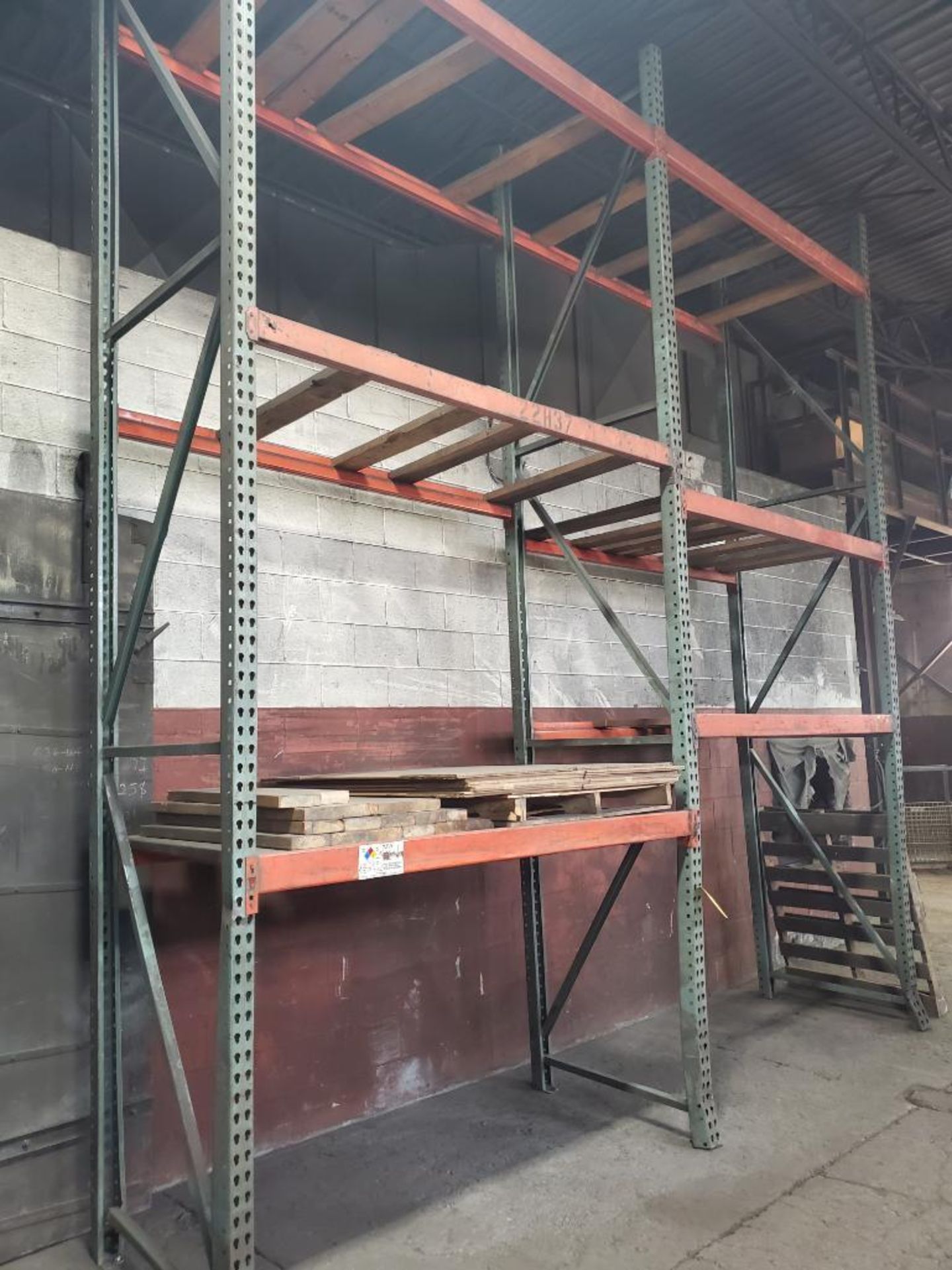 (6X) BAYS TEARDROP PALLET RACKING; (8) UPRIGHTS, AND (38) BEAMS - Image 4 of 5