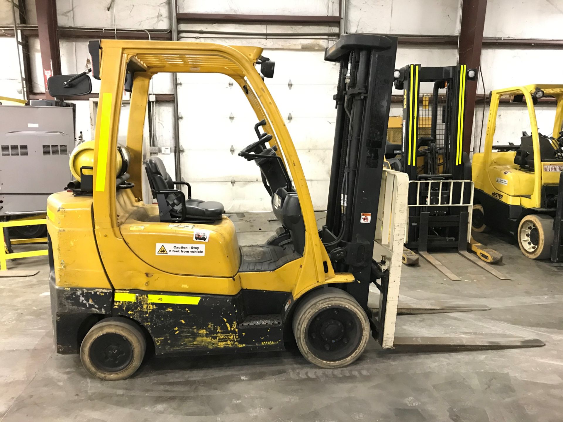 2011 HYSTER 6,000-LB. FORKLIFT, MODEL S60FT, 10,904 HOURS, 3-STAGE MAST, SOLID CUSHION TIRES, - Image 3 of 5