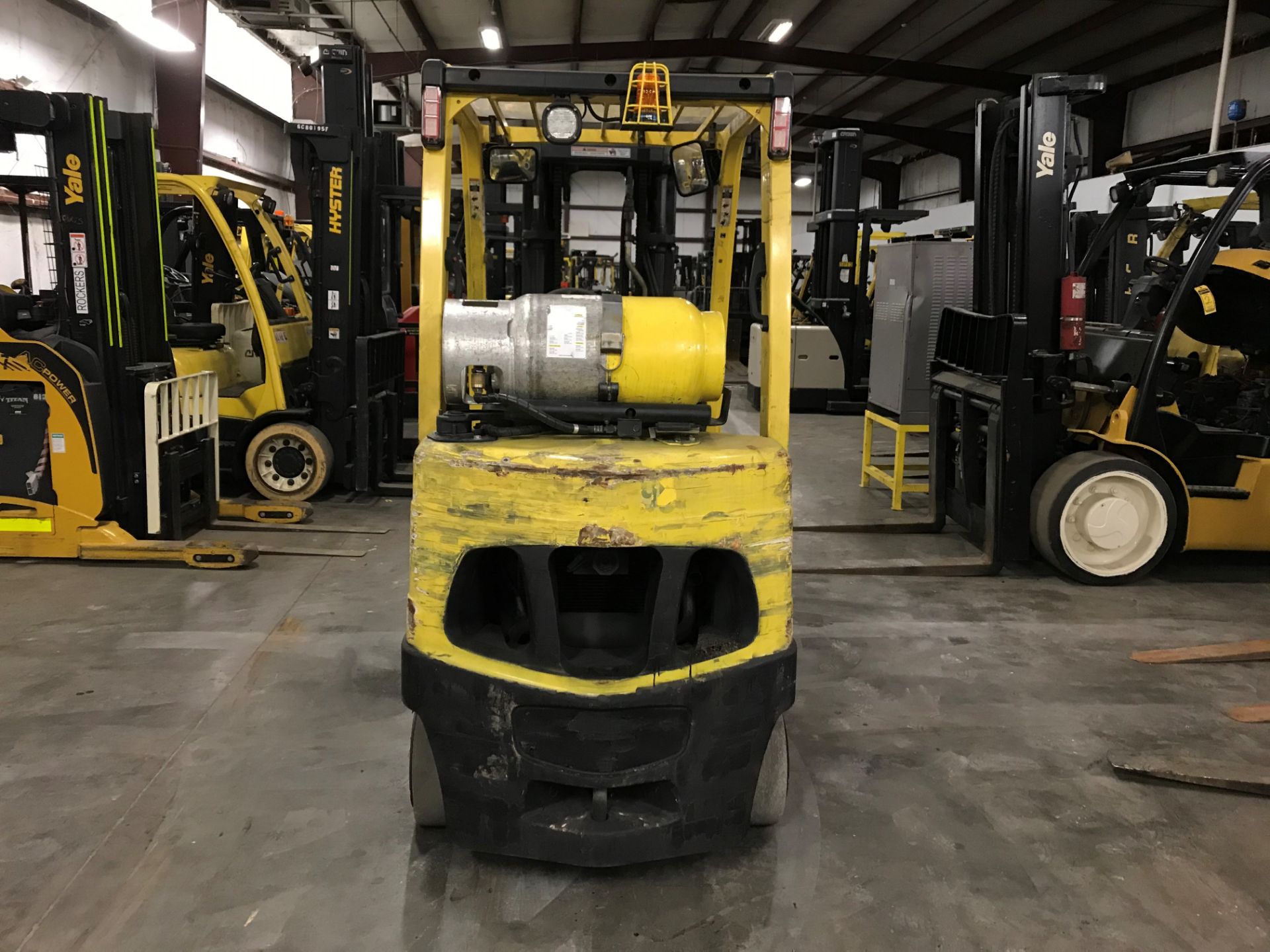 2011 HYSTER 6,000-LB. FORKLIFT, MODEL S60FT, 13,708 HOURS, 3-STAGE MAST, CUSHION TIRES - Image 4 of 5