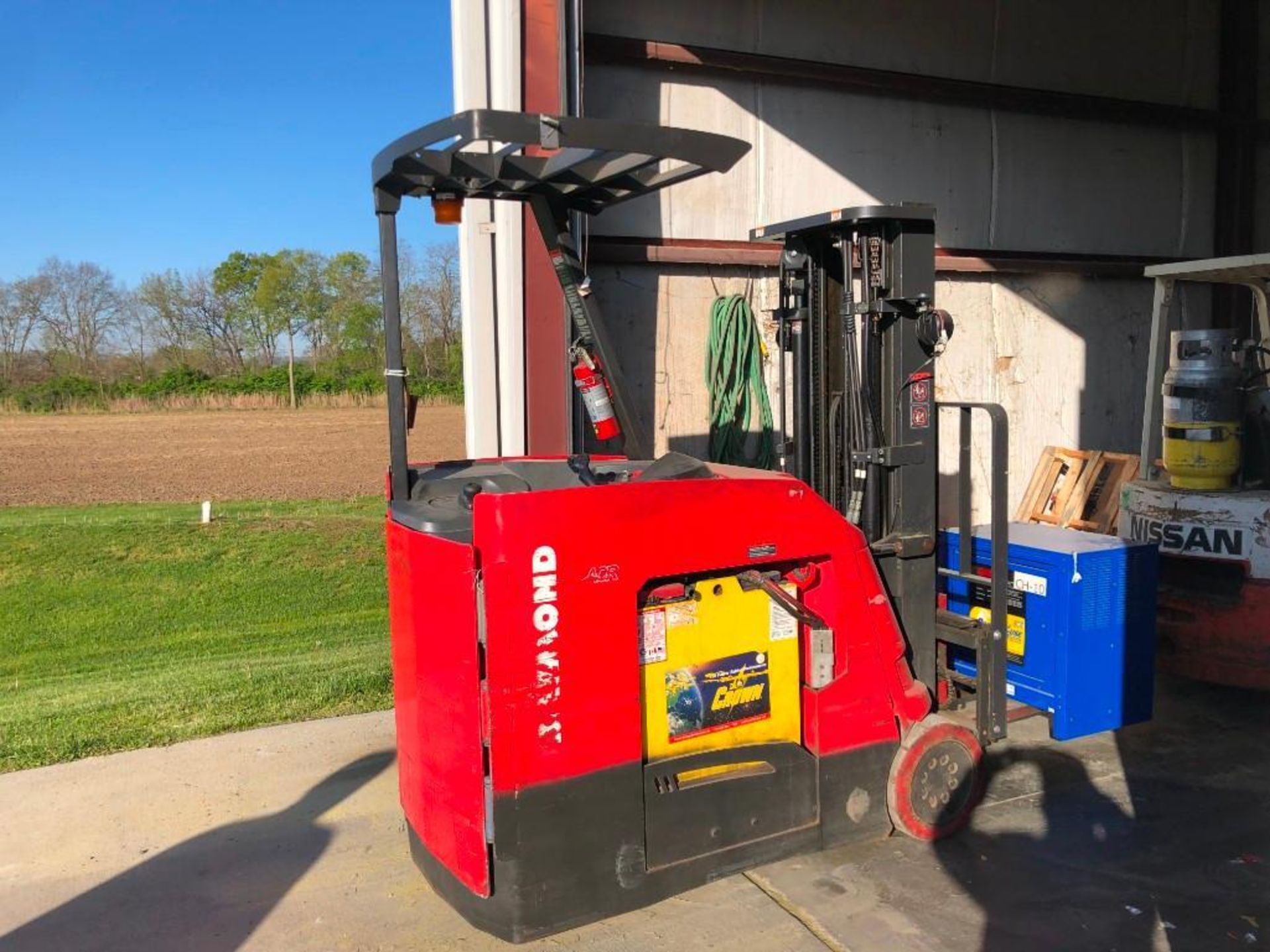 2013 RAYMOND 4,000 LB. CAPACITY STAND-UP COUNTER BALANCED FORKLIFT, MODEL 4250 ,36V W/ BATTERY, 3- - Image 2 of 4