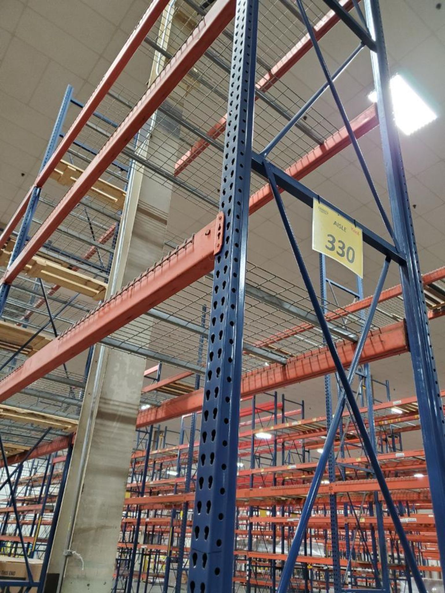 (11X) BAYS OF 20' X 42'' INTERLAKE TEAR DROP PALLET RACKING. 20' X 42'' UPRIGHTS, 138'' X 5'' BEAMS, - Image 4 of 4