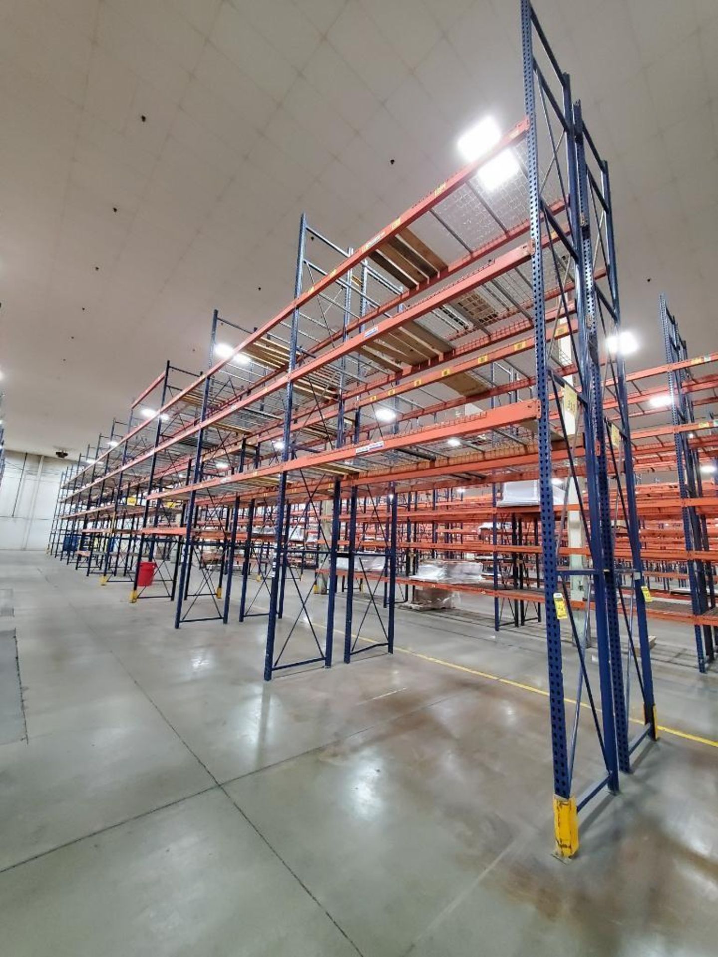 (22X) BAYS OF 20' X 42'' INTERLAKE TEAR DROP PALLET RACKING. 20' X 42'' UPRIGHTS, 138'' X 5'' BEAMS,