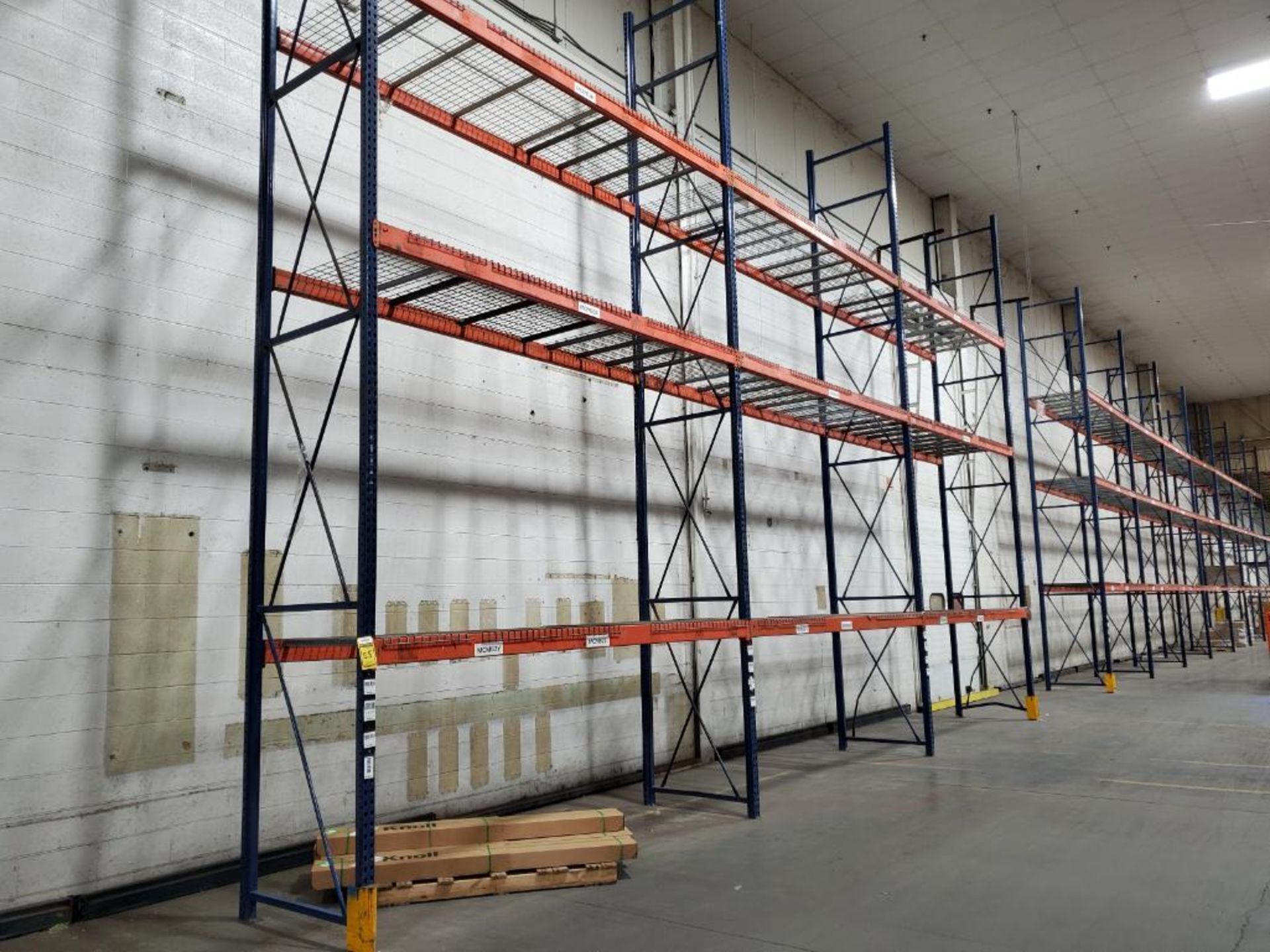 (10X) BAYS OF 20' X 42'' INTERLAKE TEAR DROP PALLET RACKING. 20' X 42'' UPRIGHTS, 138'' X 5'' BEAMS,