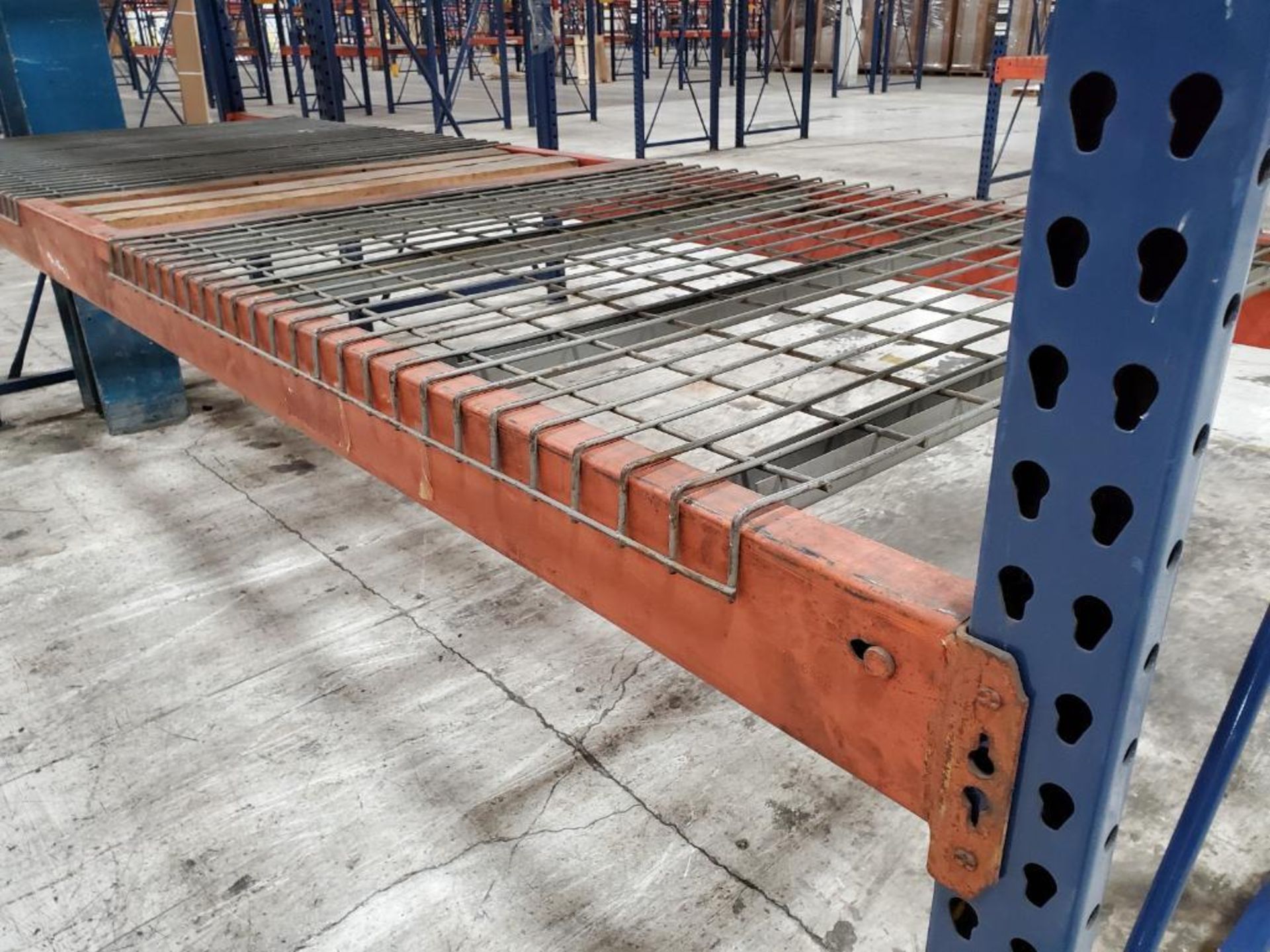 (30X) BAYS OF 20' X 42'' INTERLAKE TEAR DROP PALLET RACKING. 20' X 42'' UPRIGHTS, 138'' X 5'' BEAMS, - Image 4 of 6