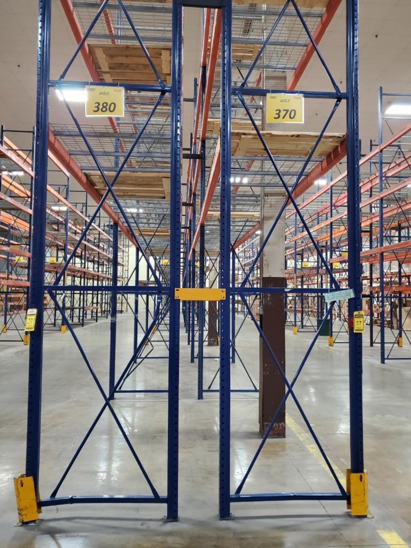 (22X) BAYS OF 20' X 42'' INTERLAKE TEAR DROP PALLET RACKING. 20' X 42'' UPRIGHTS, 138'' X 5'' BEAMS, - Image 3 of 6