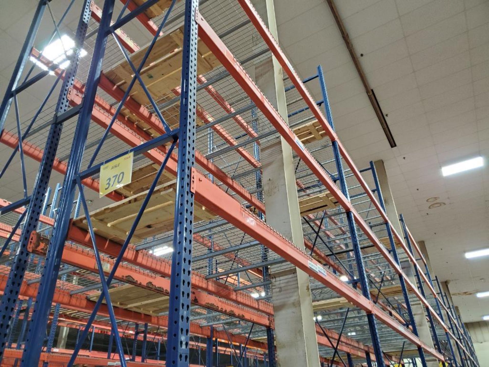 (22X) BAYS OF 20' X 42'' INTERLAKE TEAR DROP PALLET RACKING. 20' X 42'' UPRIGHTS, 138'' X 5'' BEAMS, - Image 5 of 6