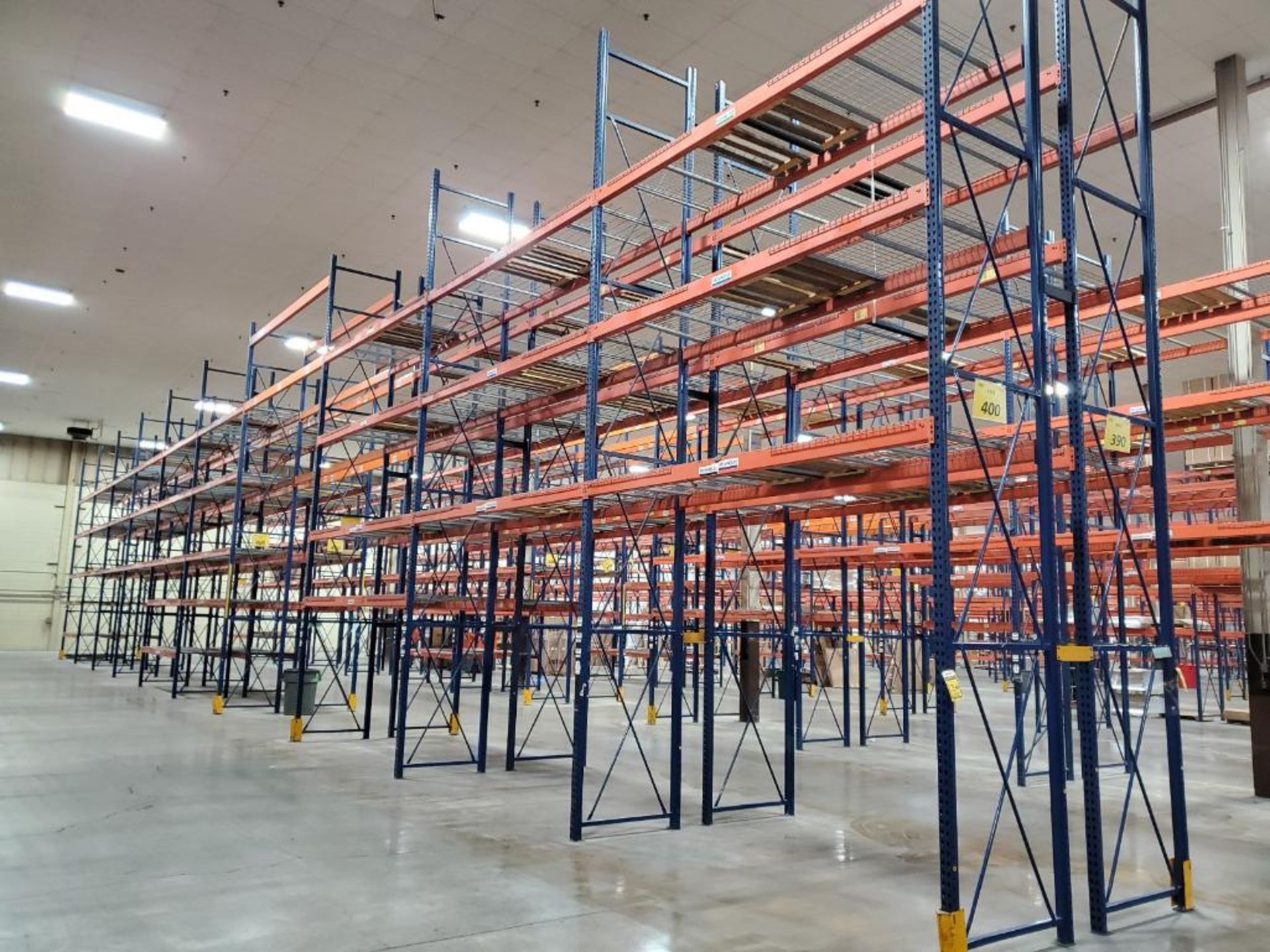 (20X) BAYS OF 20' X 42'' INTERLAKE TEAR DROP PALLET RACKING. 20' X 42'' UPRIGHTS, 138'' X 5'' BEAMS,