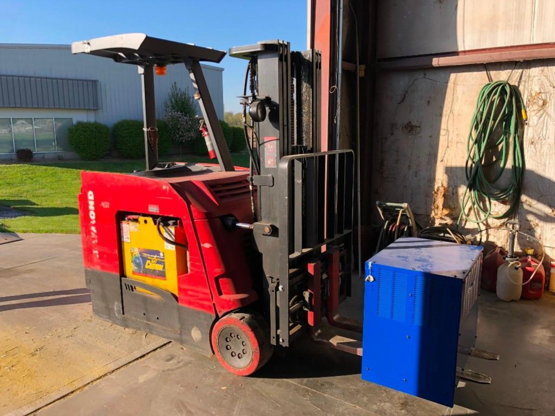 2013 RAYMOND 4,000 LB. CAPACITY STAND-UP COUNTER BALANCED FORKLIFT, MODEL 4250 ,36V W/ BATTERY, 3-