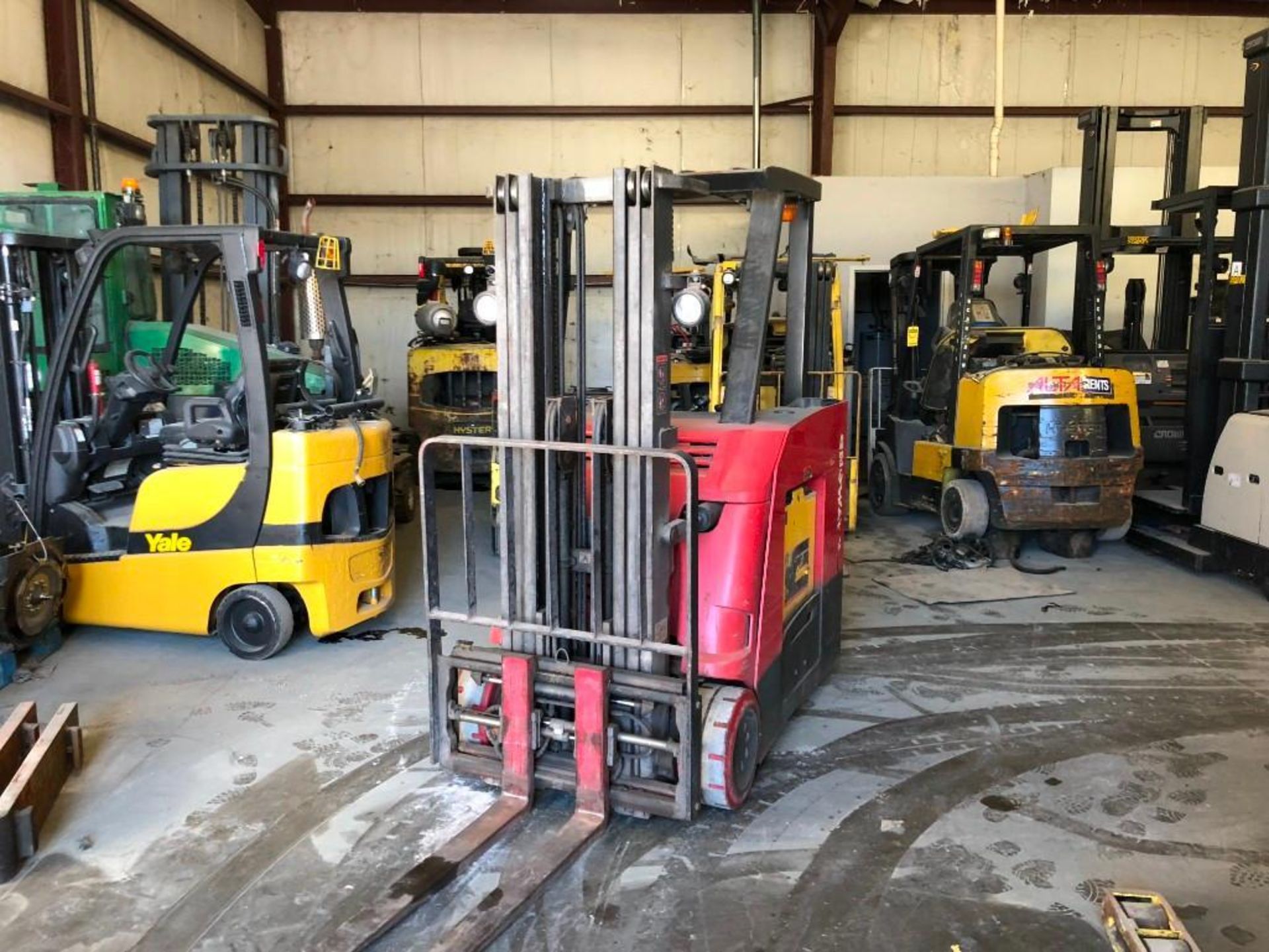 2013 RAYMOND 4,000 LB. CAPACITY STAND-UP COUNTER BALANCED FORKLIFT, MODEL 4250 ,36V W/ BATTERY, 3- - Image 4 of 5