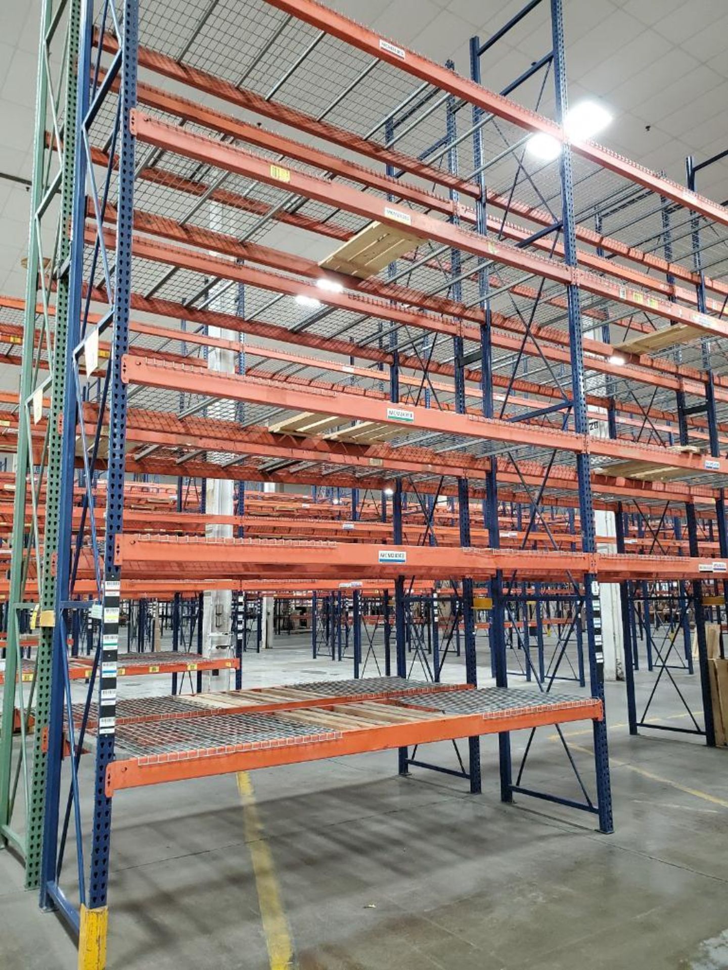 (30X) BAYS OF 20' X 42'' INTERLAKE TEAR DROP PALLET RACKING. 20' X 42'' UPRIGHTS, 138'' X 5'' BEAMS, - Image 3 of 6