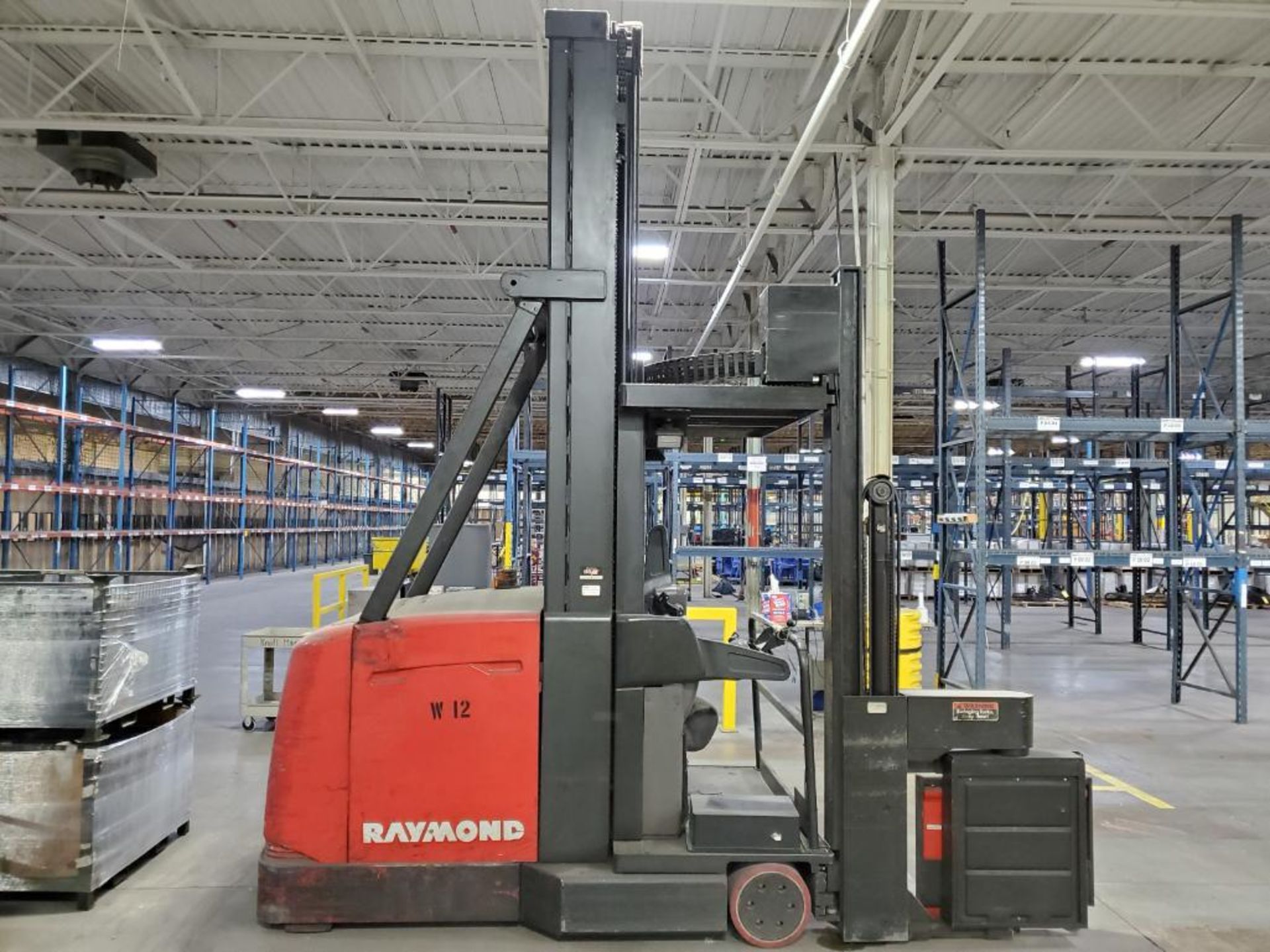 2006 RAYMOND 2,500-LB. ELECTRIC TURRET LIFT TRUCKS, MODEL SA-CSR30T, 48V, 340'' LIFT HEIGHT, 13' - Image 4 of 10