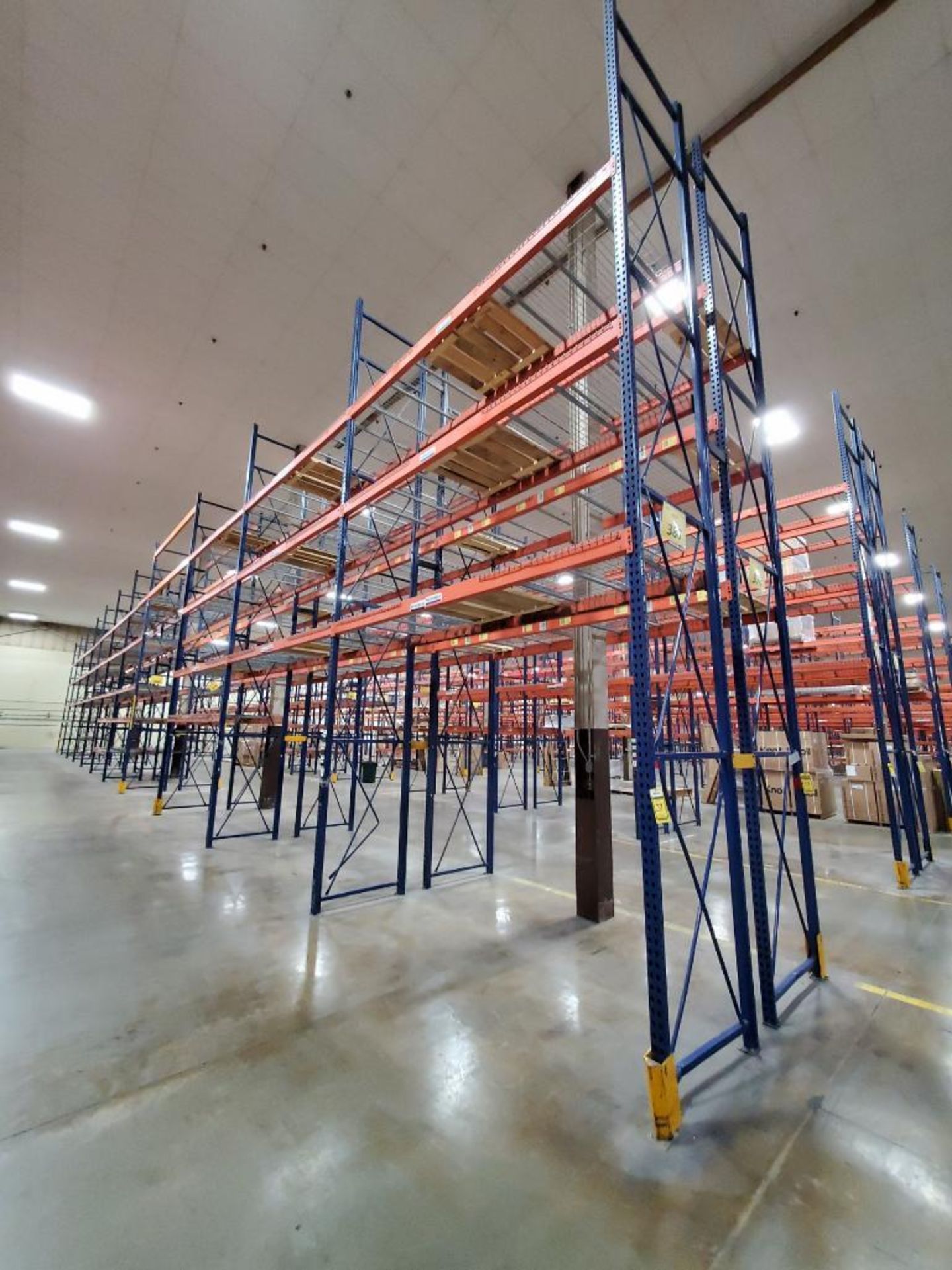 (22X) BAYS OF 20' X 42'' INTERLAKE TEAR DROP PALLET RACKING. 20' X 42'' UPRIGHTS, 138'' X 5'' BEAMS, - Image 2 of 6