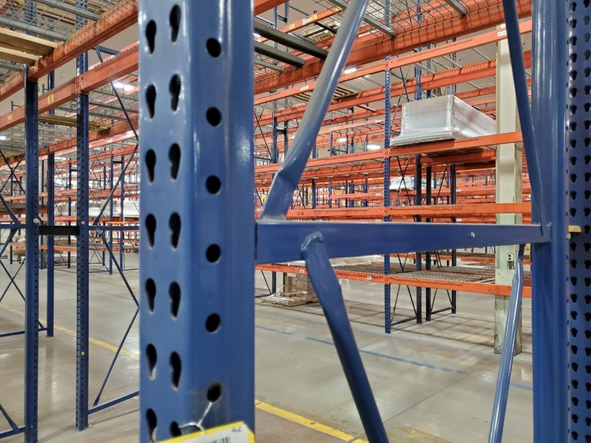 (22X) BAYS OF 20' X 42'' INTERLAKE TEAR DROP PALLET RACKING. 20' X 42'' UPRIGHTS, 138'' X 5'' BEAMS, - Image 2 of 4