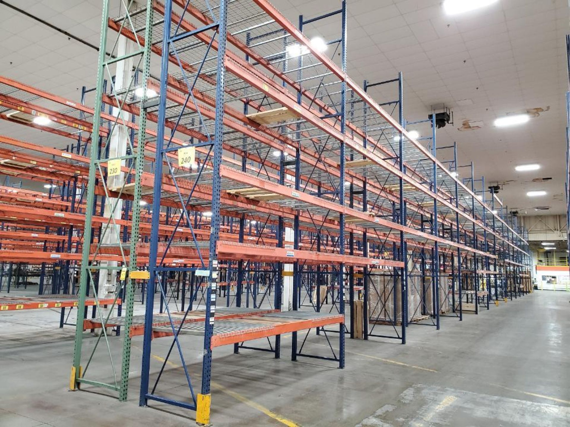 (30X) BAYS OF 20' X 42'' INTERLAKE TEAR DROP PALLET RACKING. 20' X 42'' UPRIGHTS, 138'' X 5'' BEAMS,