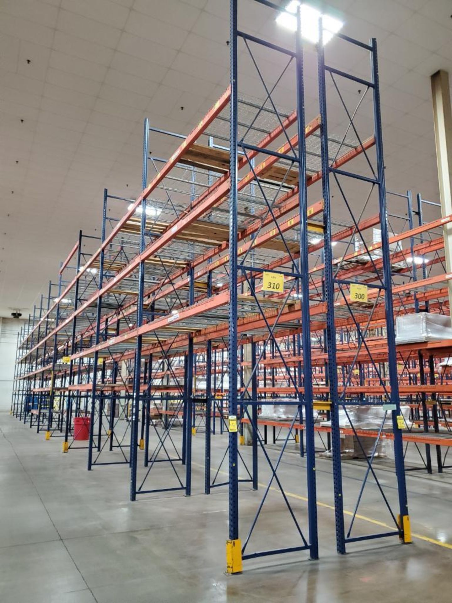 (22X) BAYS OF 20' X 42'' INTERLAKE TEAR DROP PALLET RACKING. 20' X 42'' UPRIGHTS, 138'' X 5'' BEAMS, - Image 4 of 4