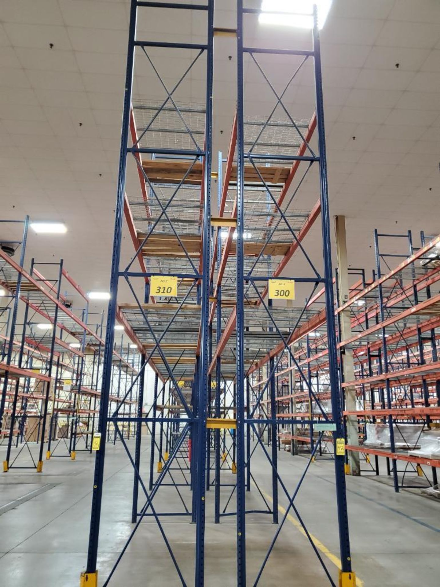 (22X) BAYS OF 20' X 42'' INTERLAKE TEAR DROP PALLET RACKING. 20' X 42'' UPRIGHTS, 138'' X 5'' BEAMS, - Image 3 of 4