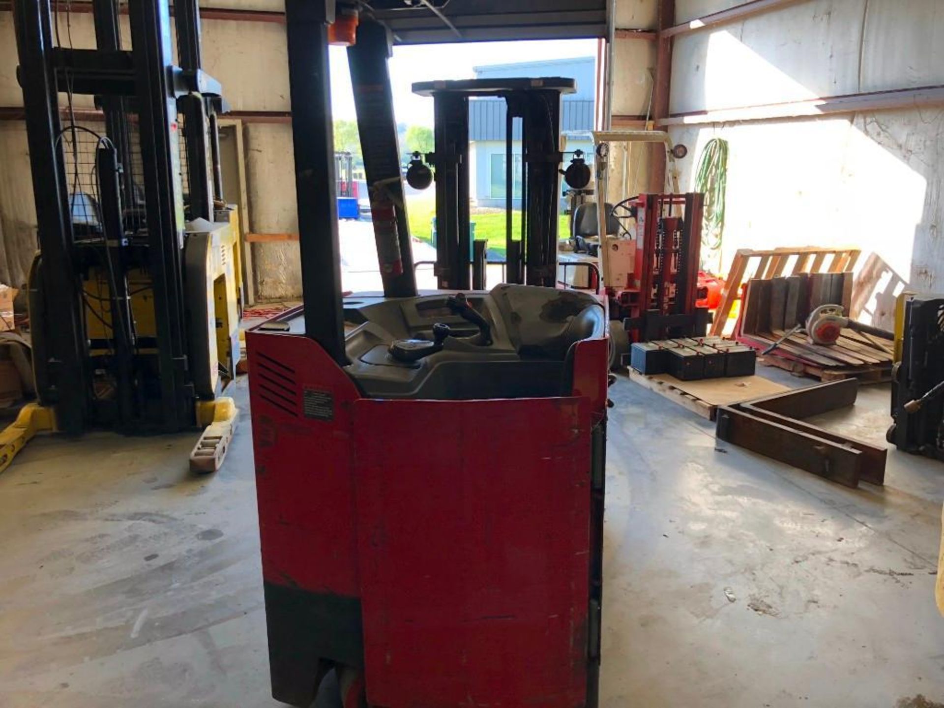 2013 RAYMOND 4,000 LB. CAPACITY STAND-UP COUNTER BALANCED FORKLIFT, MODEL 4250 ,36V W/ BATTERY, 3- - Image 2 of 5