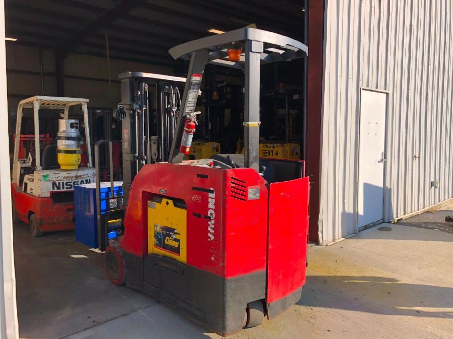 2013 RAYMOND 4,000 LB. CAPACITY STAND-UP COUNTER BALANCED FORKLIFT, MODEL 4250 ,36V W/ BATTERY, 3- - Image 3 of 4