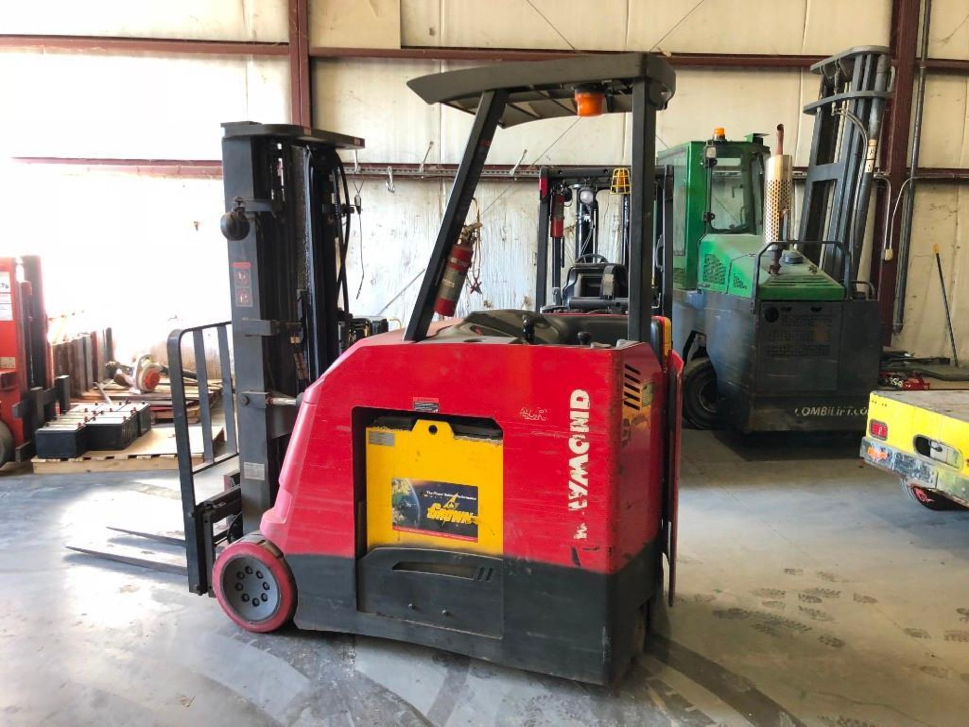 2013 RAYMOND 4,000 LB. CAPACITY STAND-UP COUNTER BALANCED FORKLIFT, MODEL 4250 ,36V W/ BATTERY, 3-