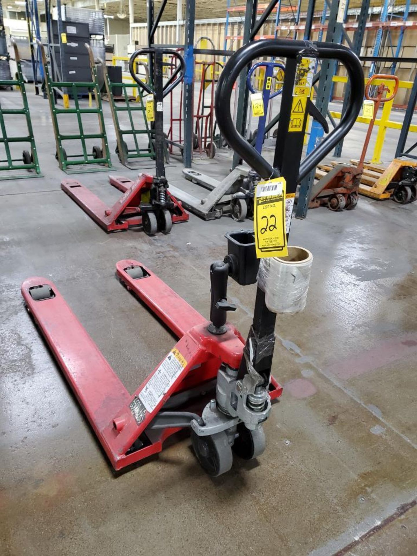 ULINE 5,500 LB. HYDRAULIC PALLET JACK - Image 2 of 4