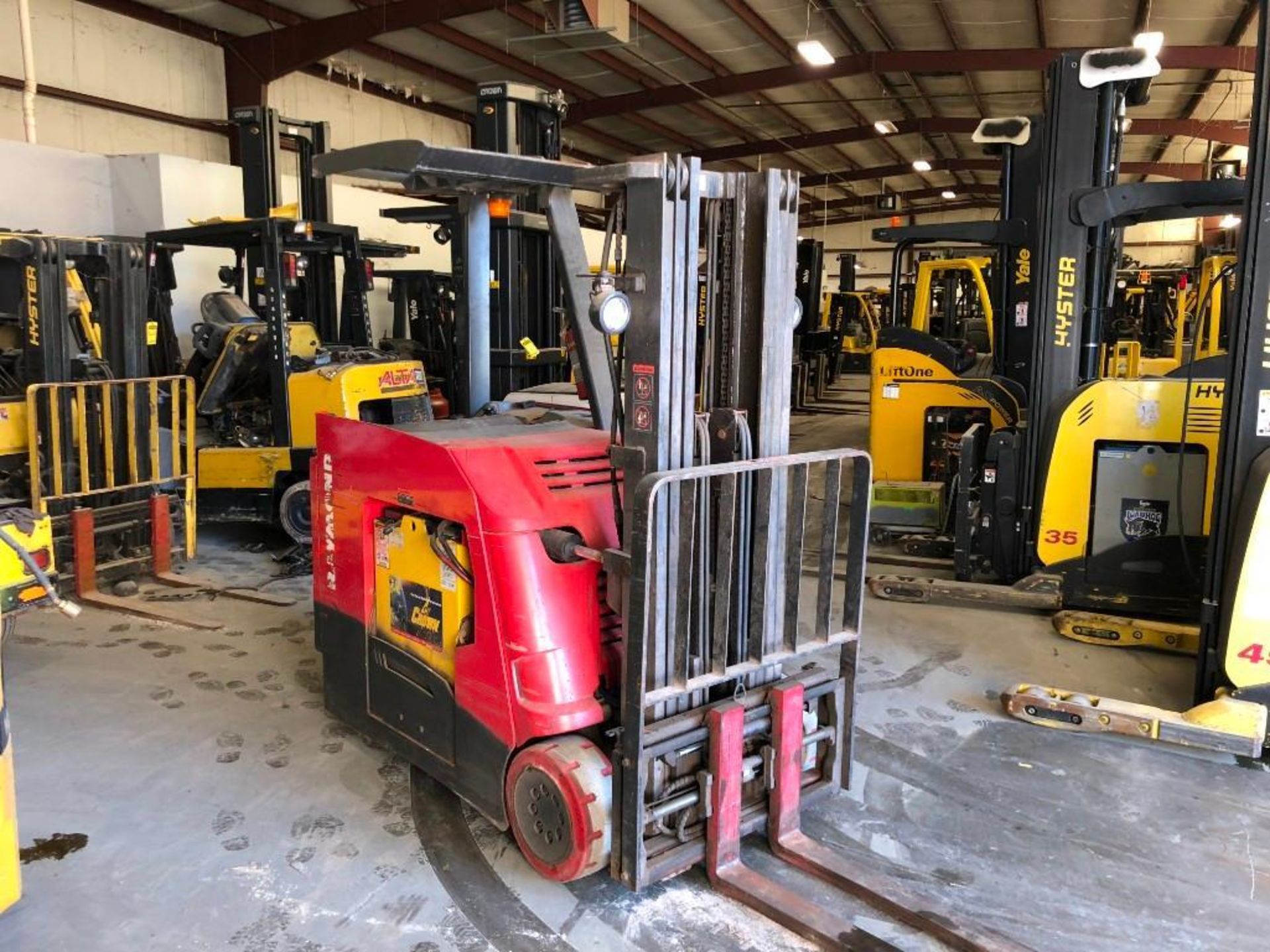 2013 RAYMOND 4,000 LB. CAPACITY STAND-UP COUNTER BALANCED FORKLIFT, MODEL 4250 ,36V W/ BATTERY, 3- - Image 3 of 5