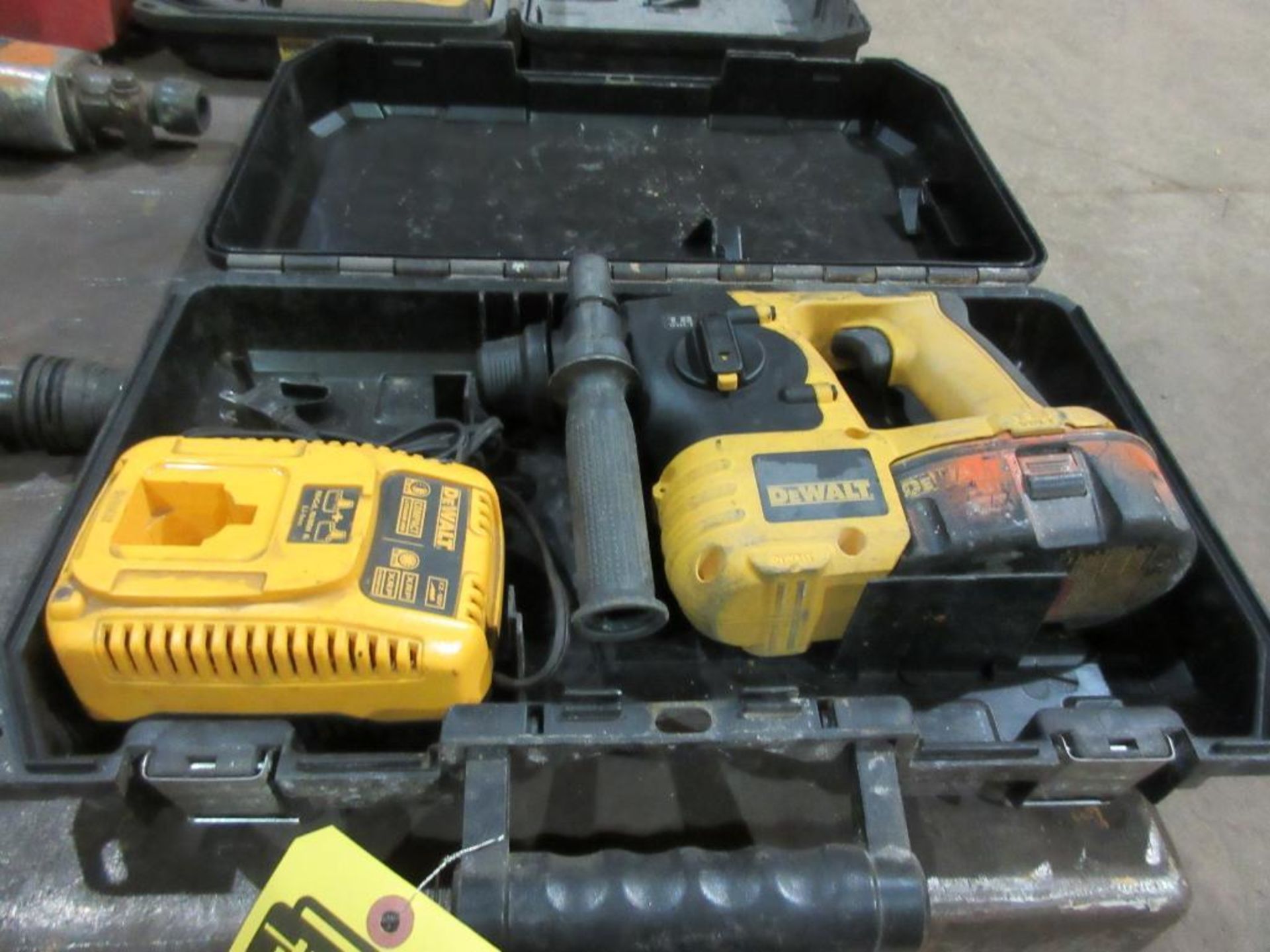 DEWALT DC212 18 V. SDS HAMMER DRILL, BATTERY & CHARGER