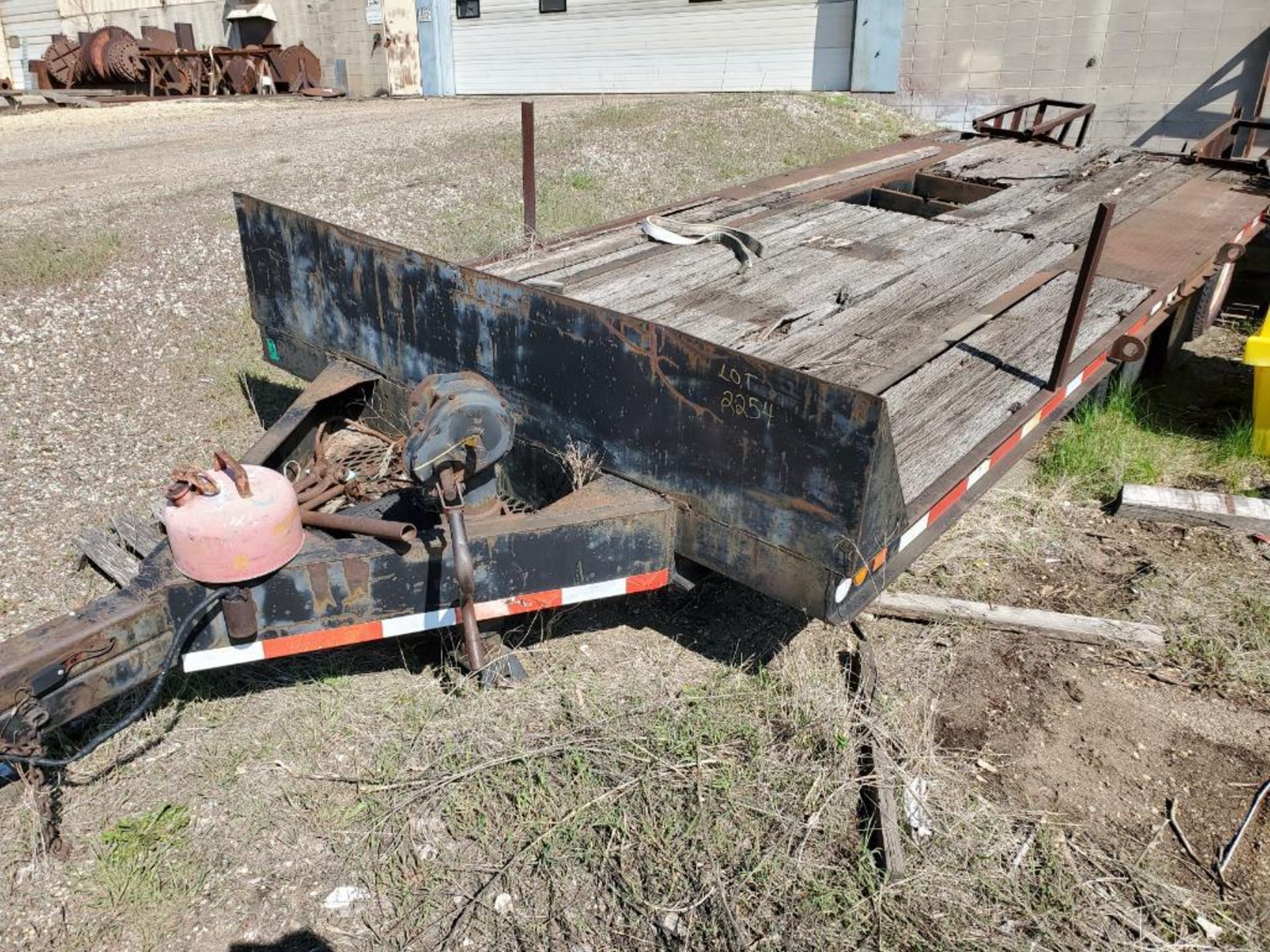 29’ TRI-AXEL DOVETAIL TRAILER - Image 7 of 8