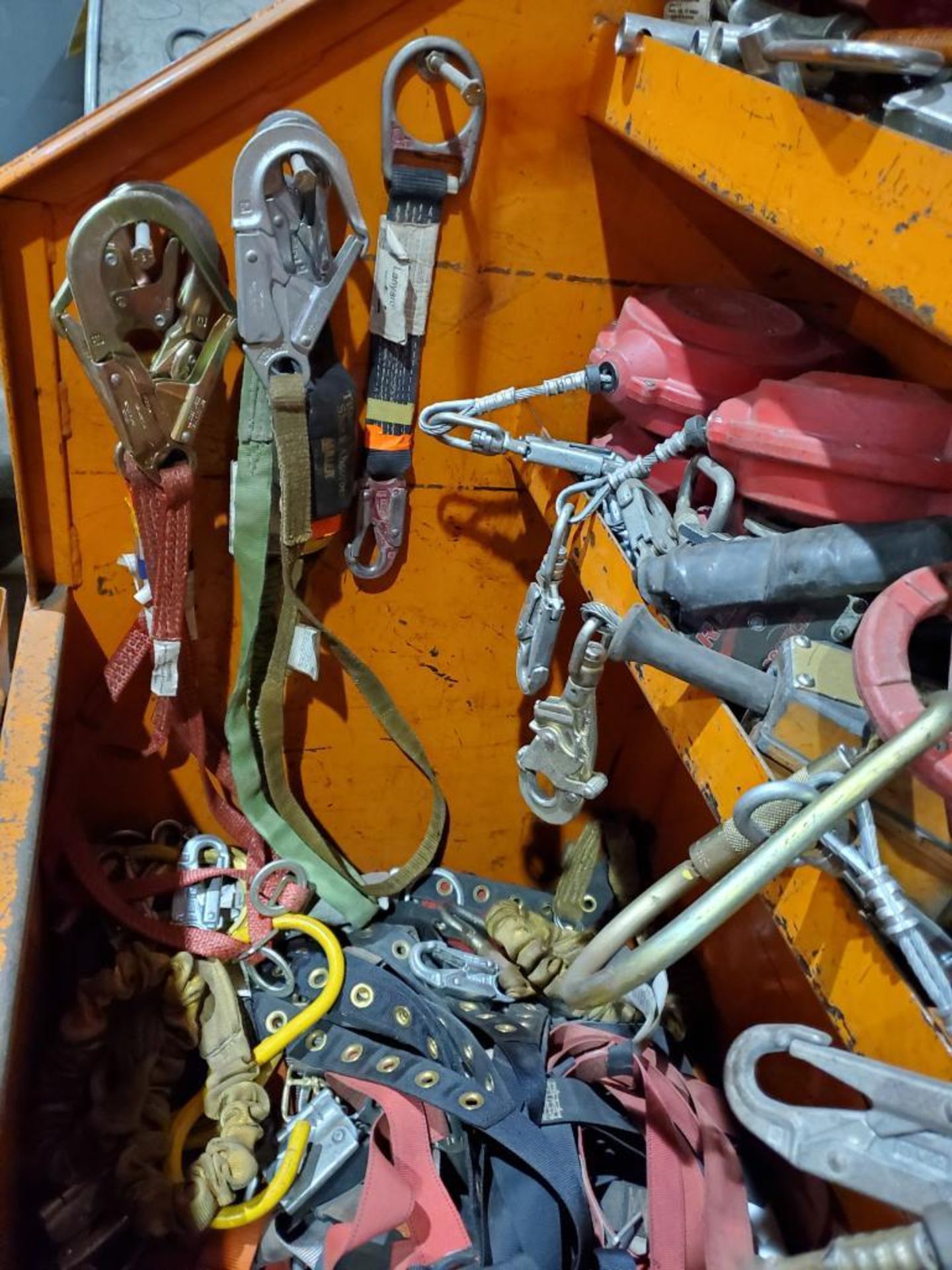 JOB SITE BOX WITH ASSORTED SPIDER SELF- RETRACTING LIFELINES, SHOCK ABSORBING LANYARDS - Image 12 of 14